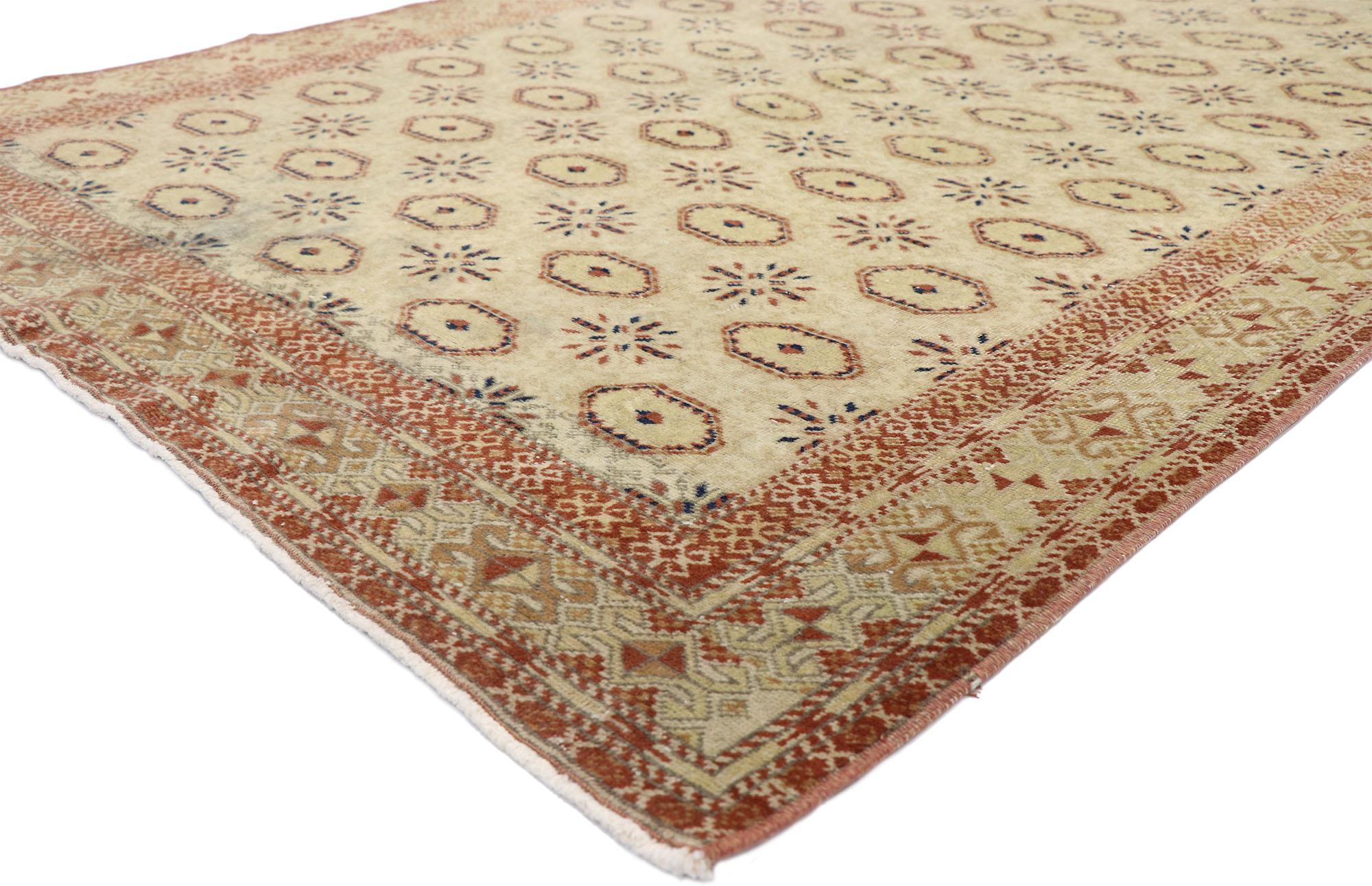 52606, strapazierter türkischer Sivas-Teppich mit turkmenischem Muster und edwardianischem Stil. Dieser handgeknüpfte türkische Sivas-Teppich aus Wolle weist ein geometrisches Muster auf, das sich über ein neutrales, abgewetztes Feld erstreckt. Die