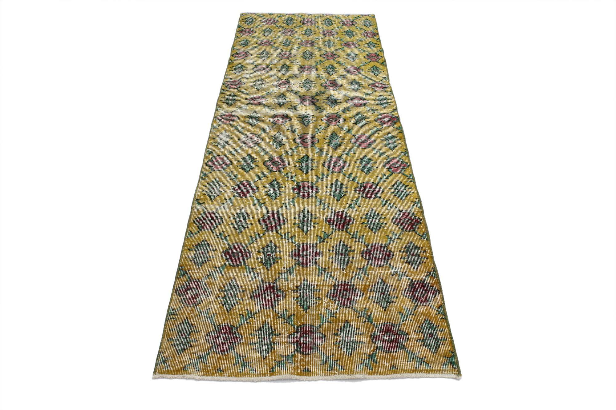 51966 Distressed Vintage Turkish Sivas Runner mit rustikalem französischen Landhausstil 02'06 x 07'04. Dieser handgeknüpfte türkische Sivas-Teppich mit seinem zeitlosen floralen Design, seiner traditionellen Sensibilität und seiner liebevollen