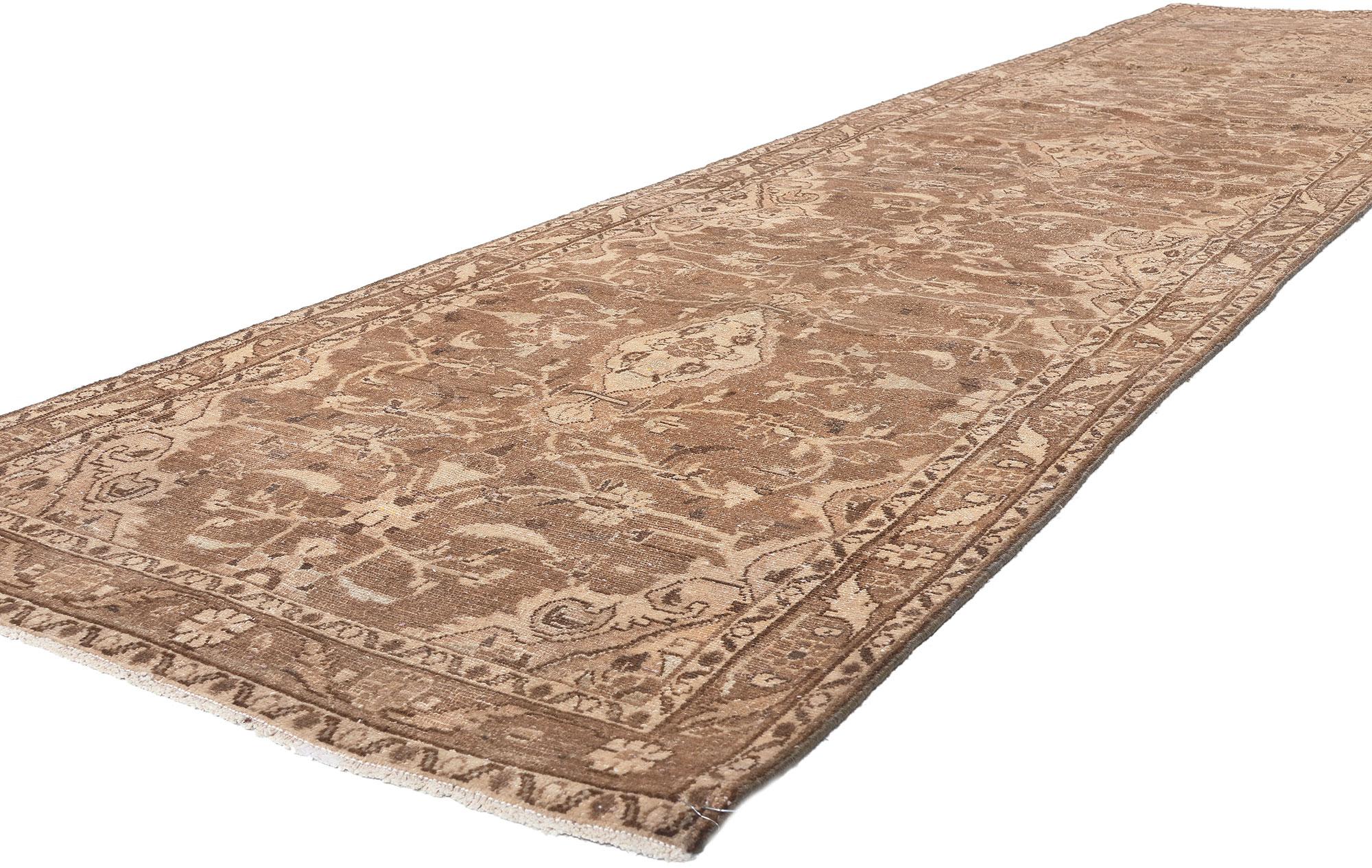 61228 Vintage Persian Hamadan Rug Runner, 03'04 x 14'00. Dieser exquisite handgeknüpfte Teppich aus alter persischer Hamadan-Wolle ist ein schönes Beispiel für zeitlose Handwerkskunst und spiegelt das reiche kulturelle Erbe der Hamadan-Region wider.