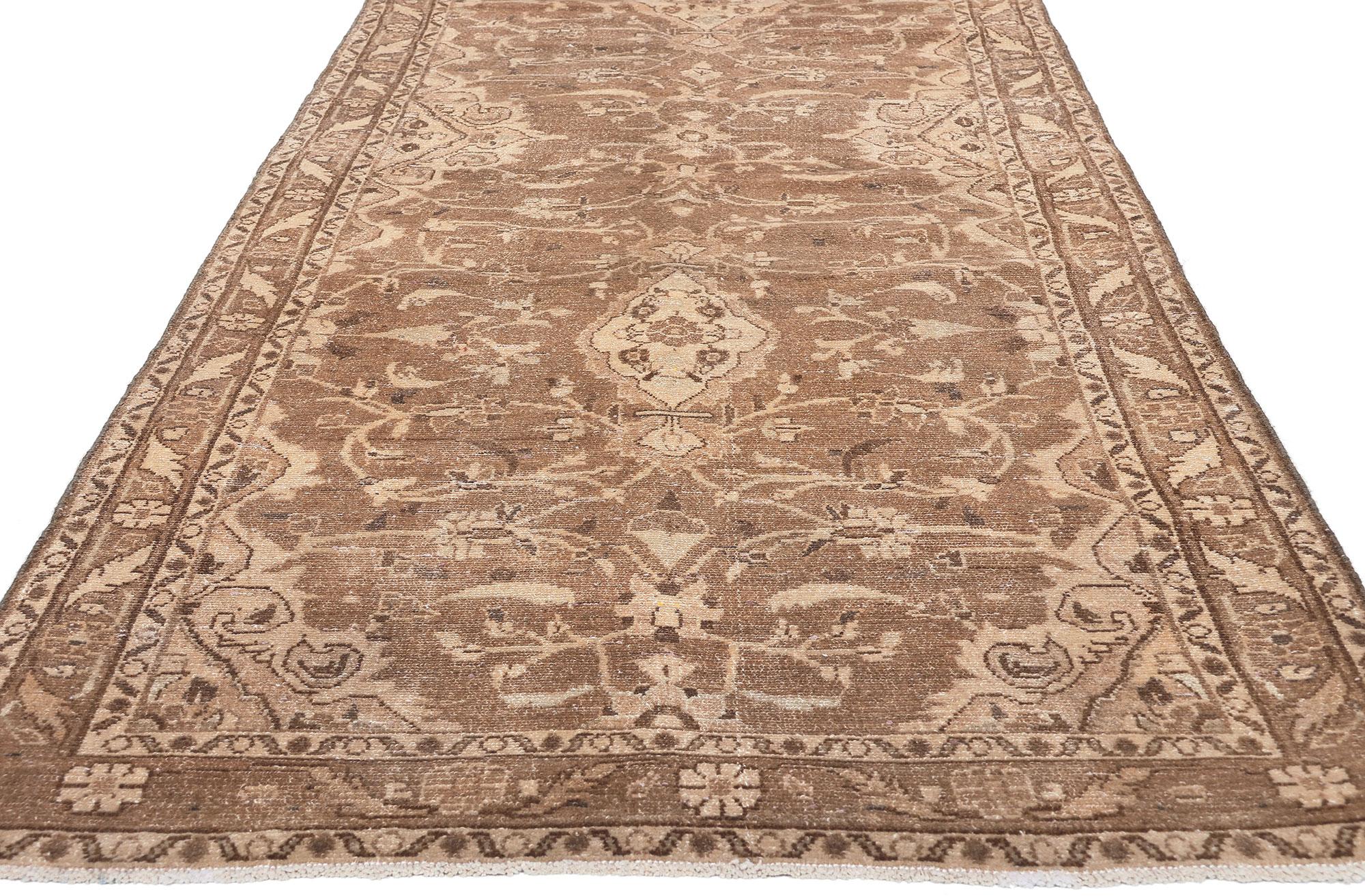 Abgenutzter Vintage-Teppich in warmen Erdtönen Persischer Hamadan Teppich (Handgeknüpft) im Angebot
