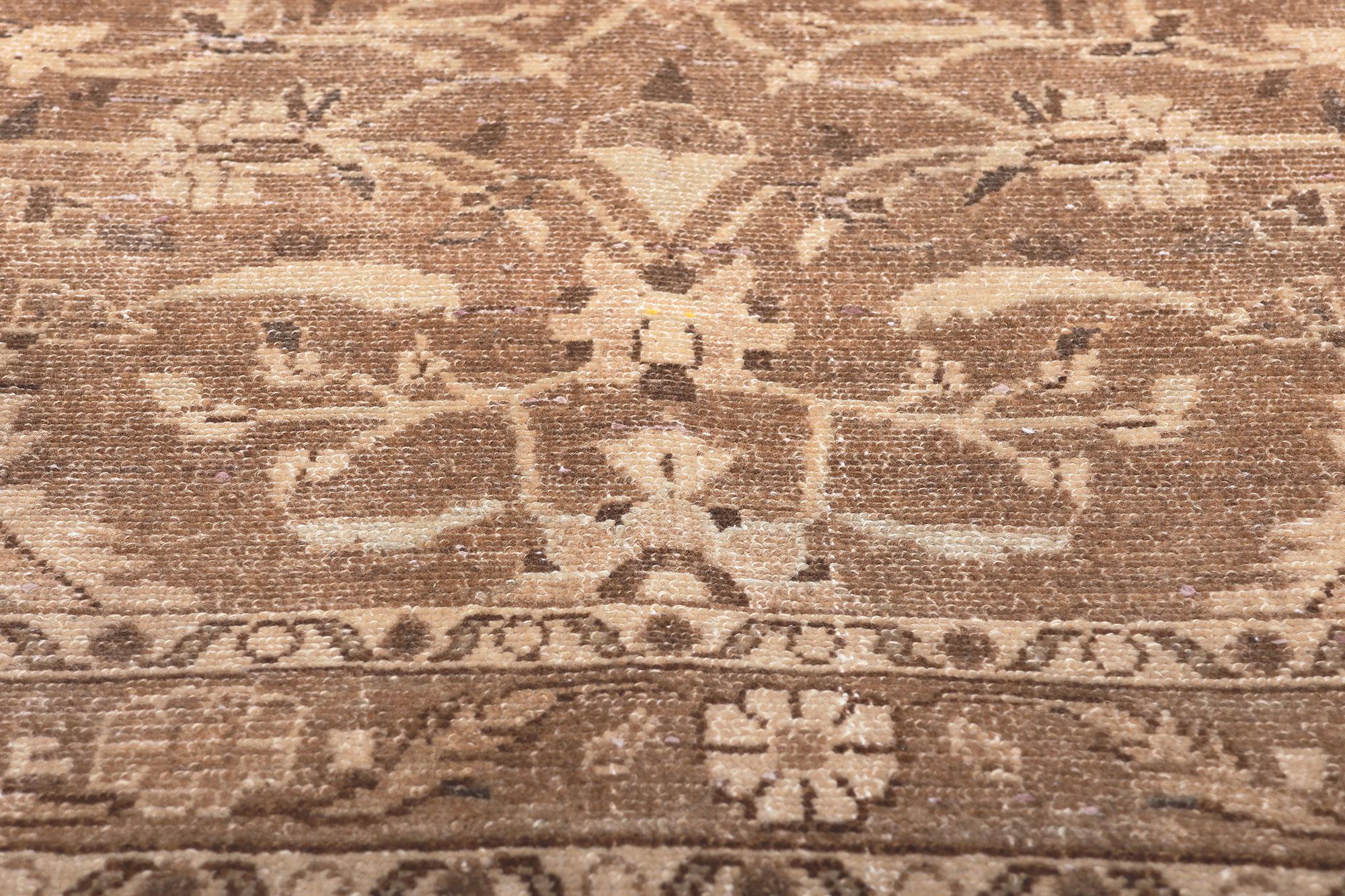 Abgenutzter Vintage-Teppich in warmen Erdtönen Persischer Hamadan Teppich im Zustand „Starke Gebrauchsspuren“ im Angebot in Dallas, TX