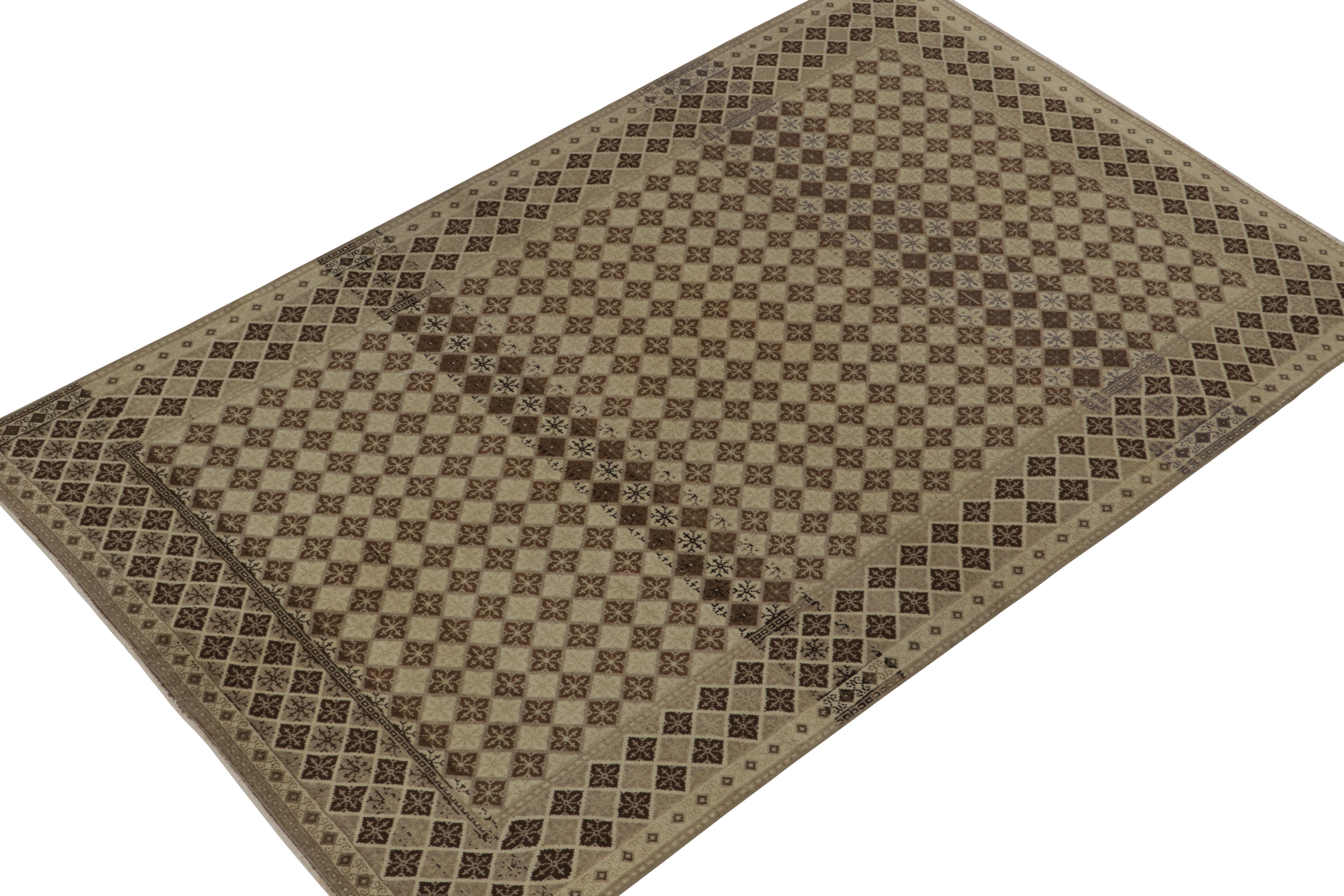 Questo tappeto vintage 4x8 è una nuova aggiunta alla collezione Mid-Century Pasha di Rug & Kilim. Questa linea è una commemorazione, con rare curatele che crediamo provengano dal designer turco multidisciplinare Zeki Müren.

Ulteriori informazioni