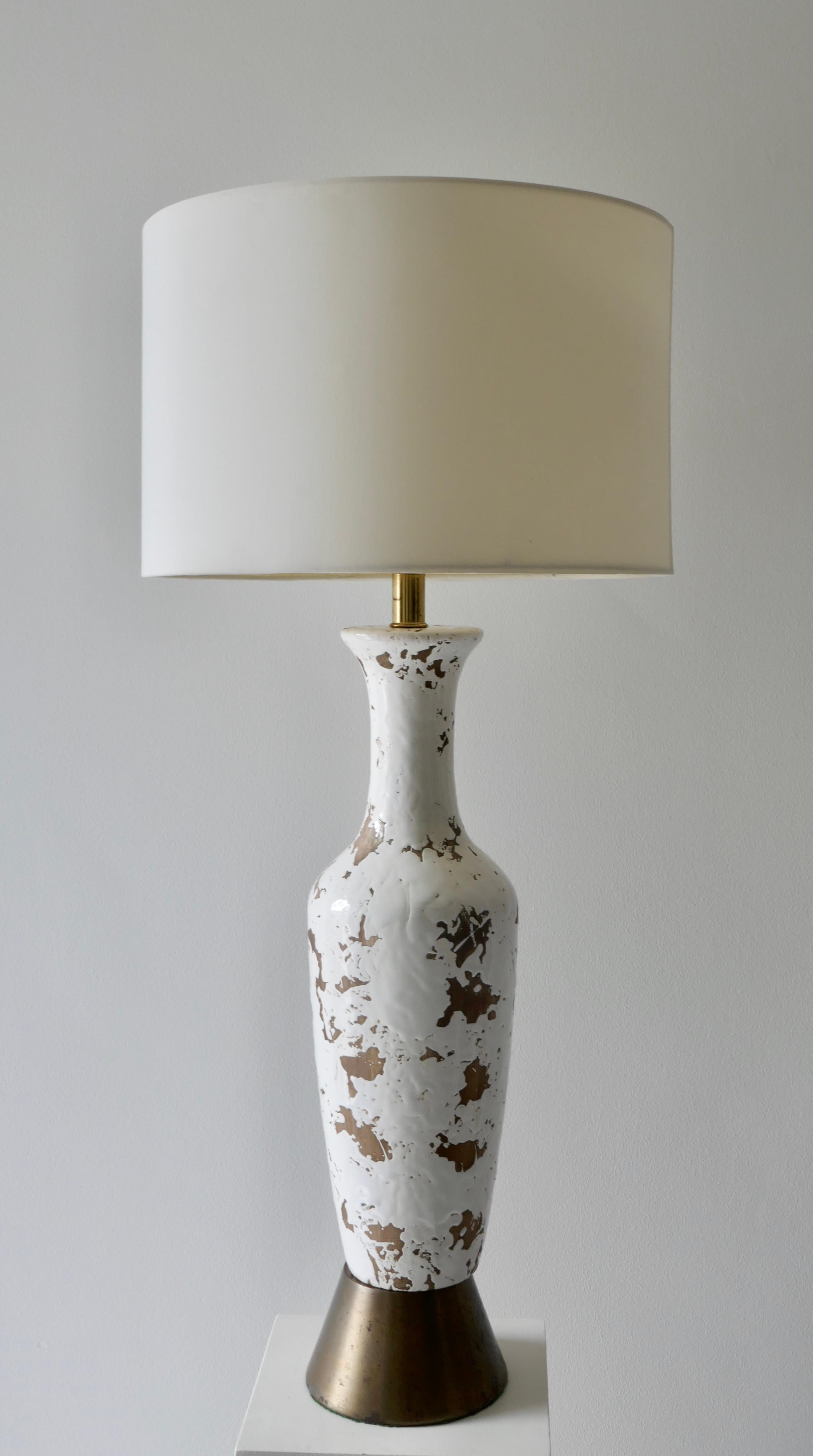Mid-Century Modern Grande lampe de bureau américaine en céramique blanche vieillie du milieu du siècle dernier en vente