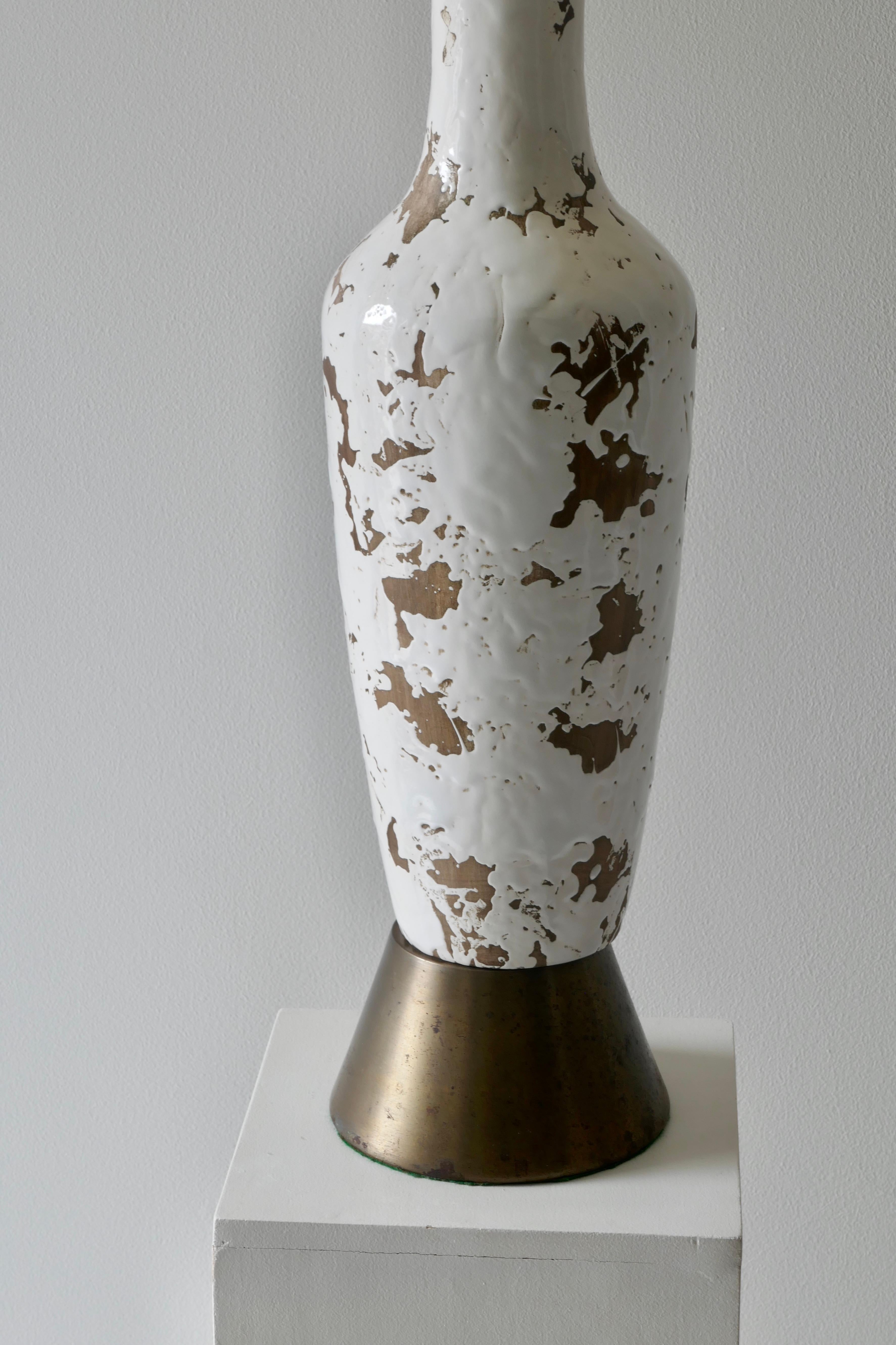 Große weiße amerikanische Keramik-Tischlampe im Used-Stil aus der Mitte des Jahrhunderts im Zustand „Gut“ im Angebot in London, GB