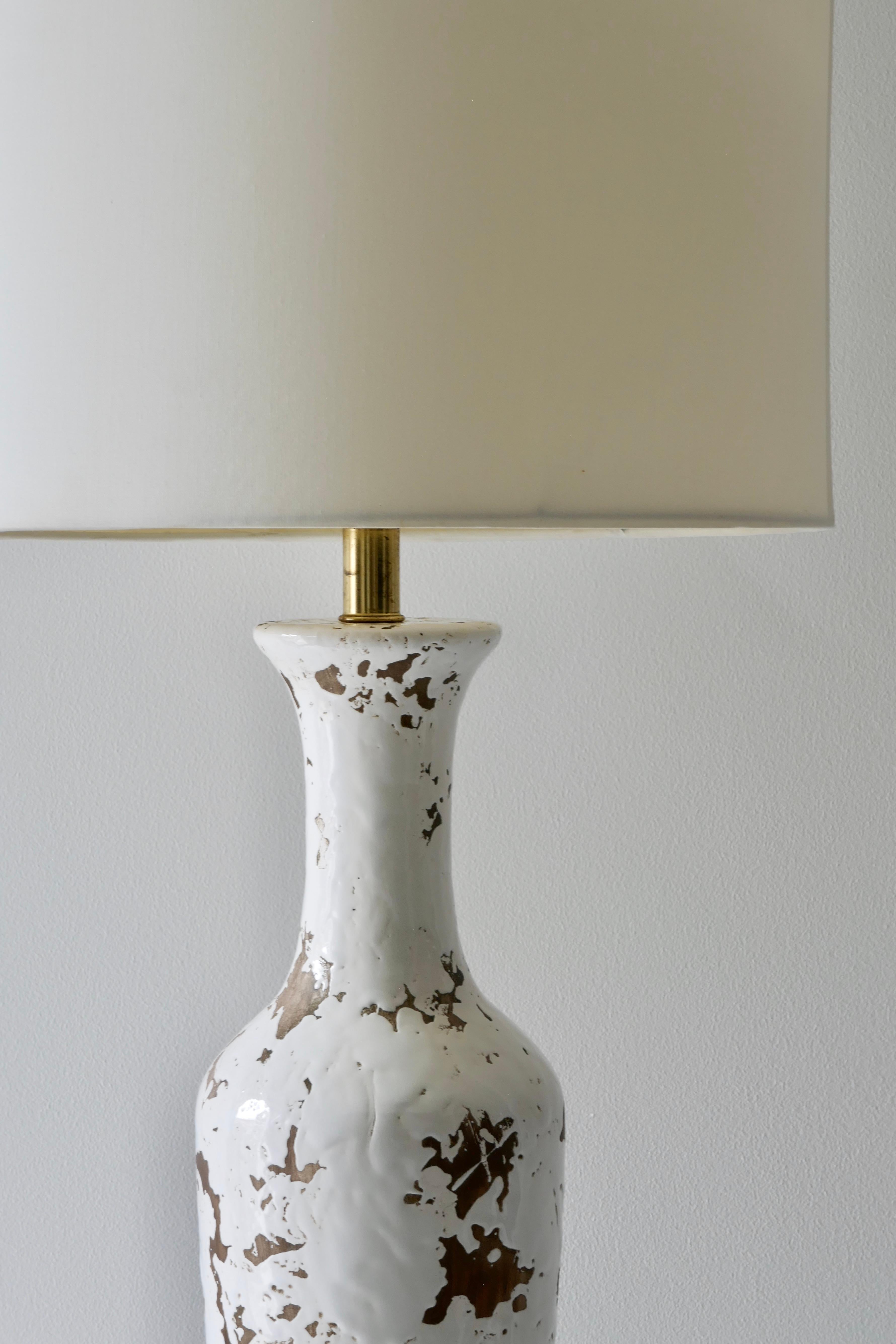 Laiton Grande lampe de bureau américaine en céramique blanche vieillie du milieu du siècle dernier en vente