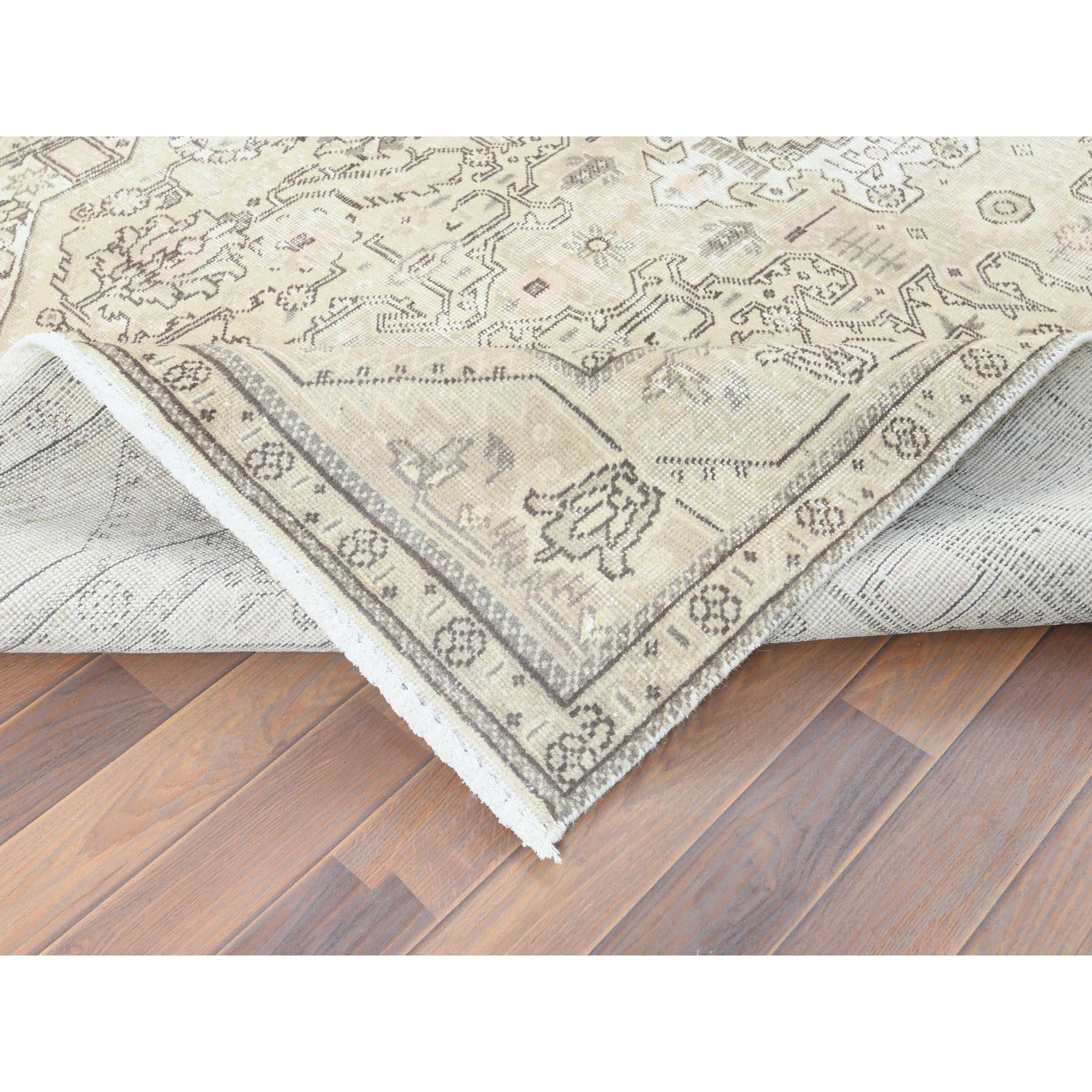 Alfombra anudada a mano Tabriz Persa de Lana Desgastada Marfil Vintage Lavado Blanco en venta 1