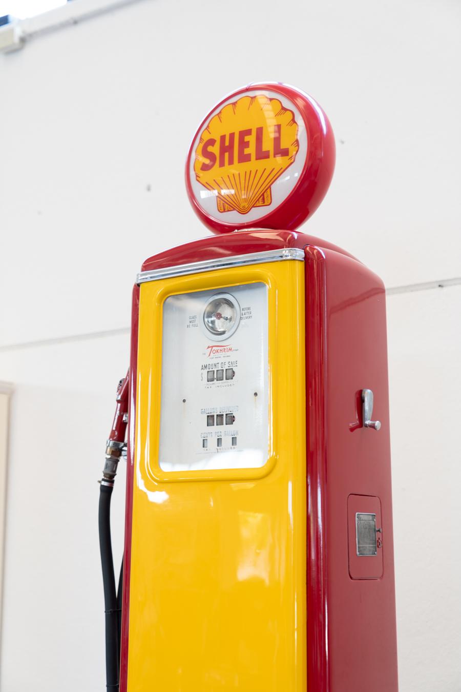 Distributore benzina SHELL americano anni 50/60
Il coperchio rotondo in cima SHELL si illumina
Stile
Vintage
Periodo del design
1950 - 1959
Periodo di produzione
1950 - 1959
Anno di produzione
1950
Paese di produzione
Italia
Materiale
Ferro, Vetro,