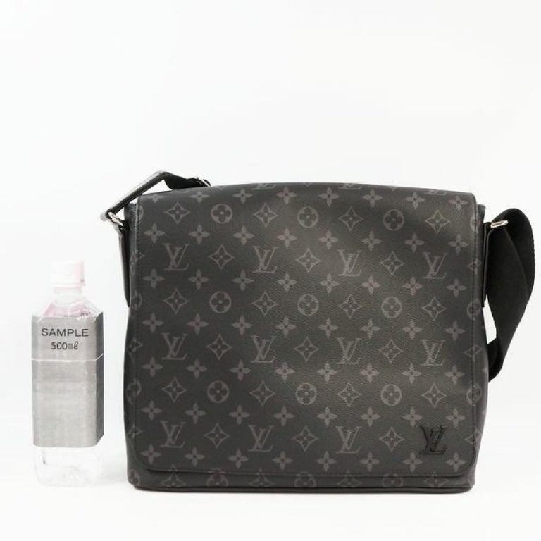 Louis Vuitton District MM Womens shoulder bag M44001 Leather For Sale at 1stdibs