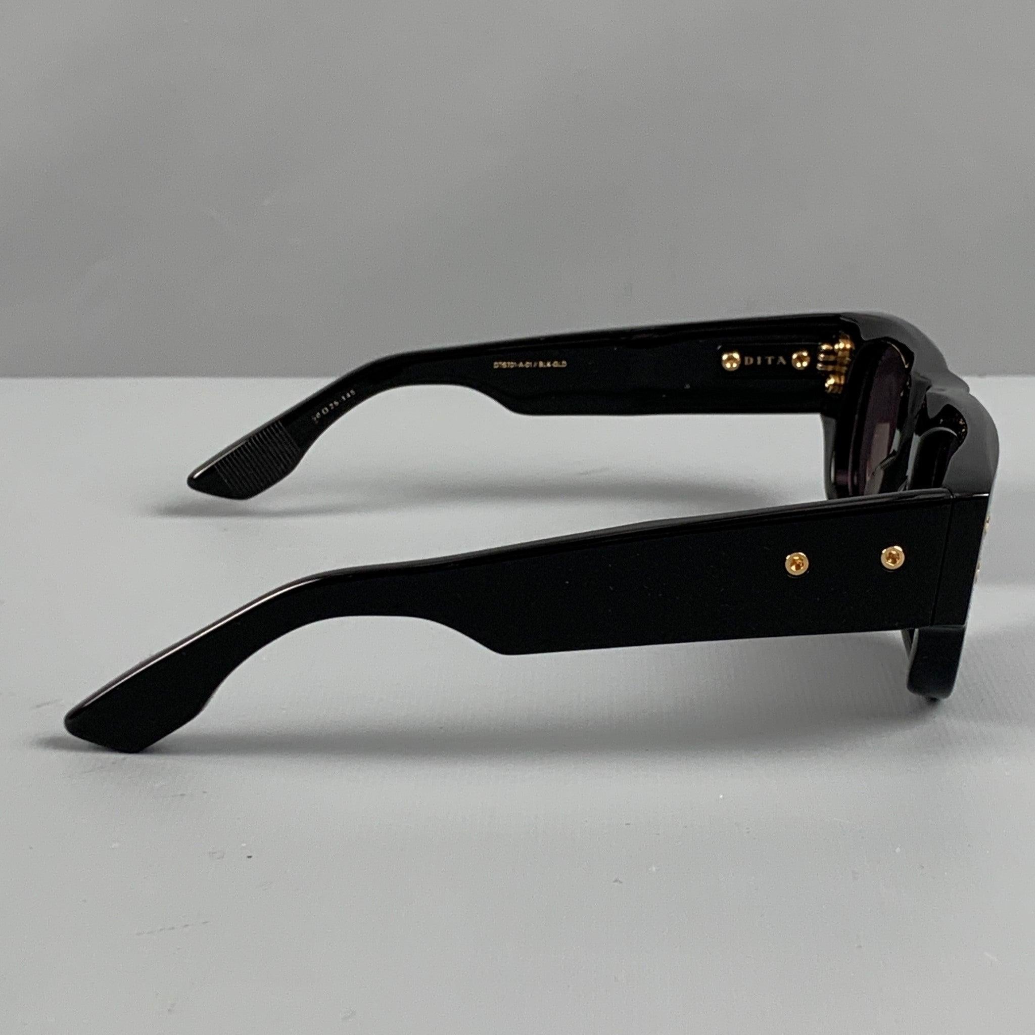 Les lunettes de soleil DITA MUSKEL sont en acétate noir avec des verres teintés et une monture en or. Comprend l'étui. Fabriqué au Japon. Excellent état d'origine.  

Marqué :   DTS701A--01
 

Mesures : 
  Longueur : 15 cm. Hauteur : 5 cm. 

 