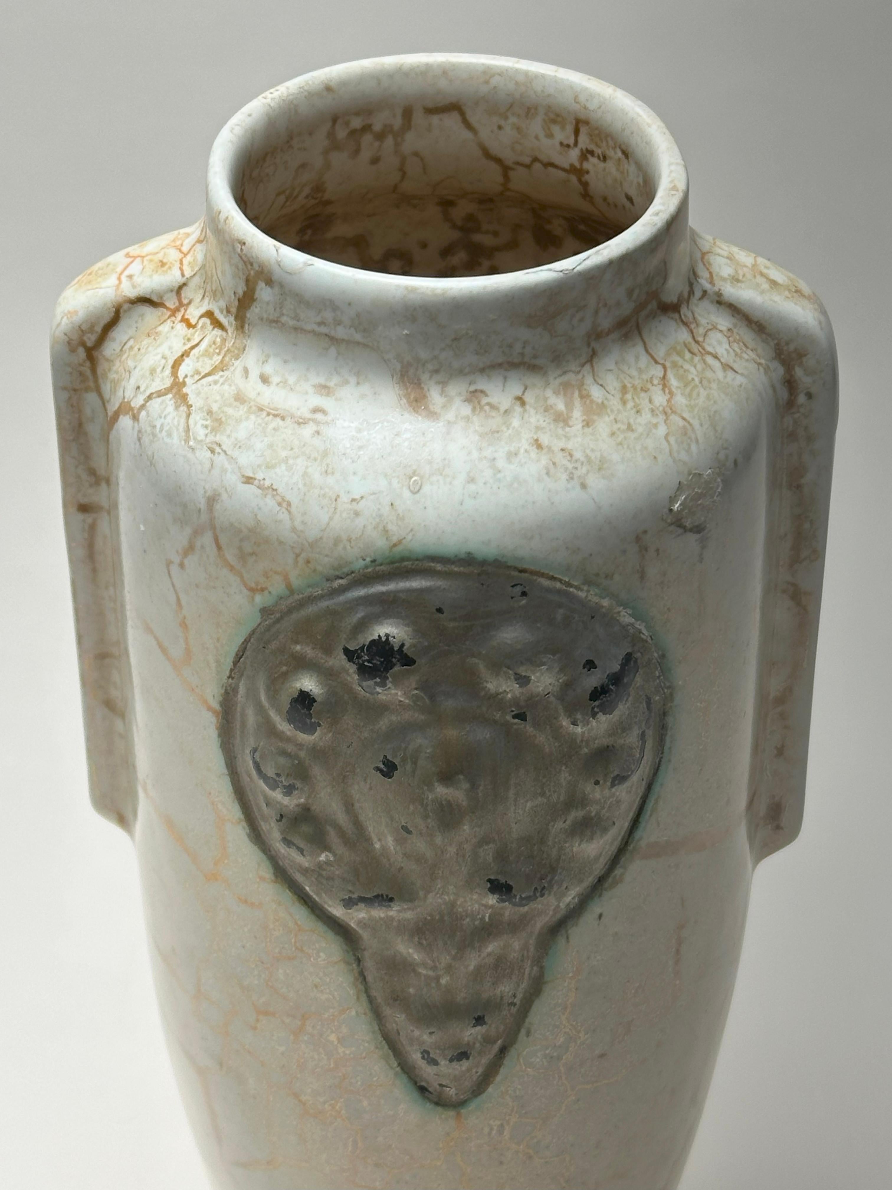 Fabriqué en Tchécoslovaquie dans les années 1930, ce grand vase en céramique fait partie de la célèbre série 