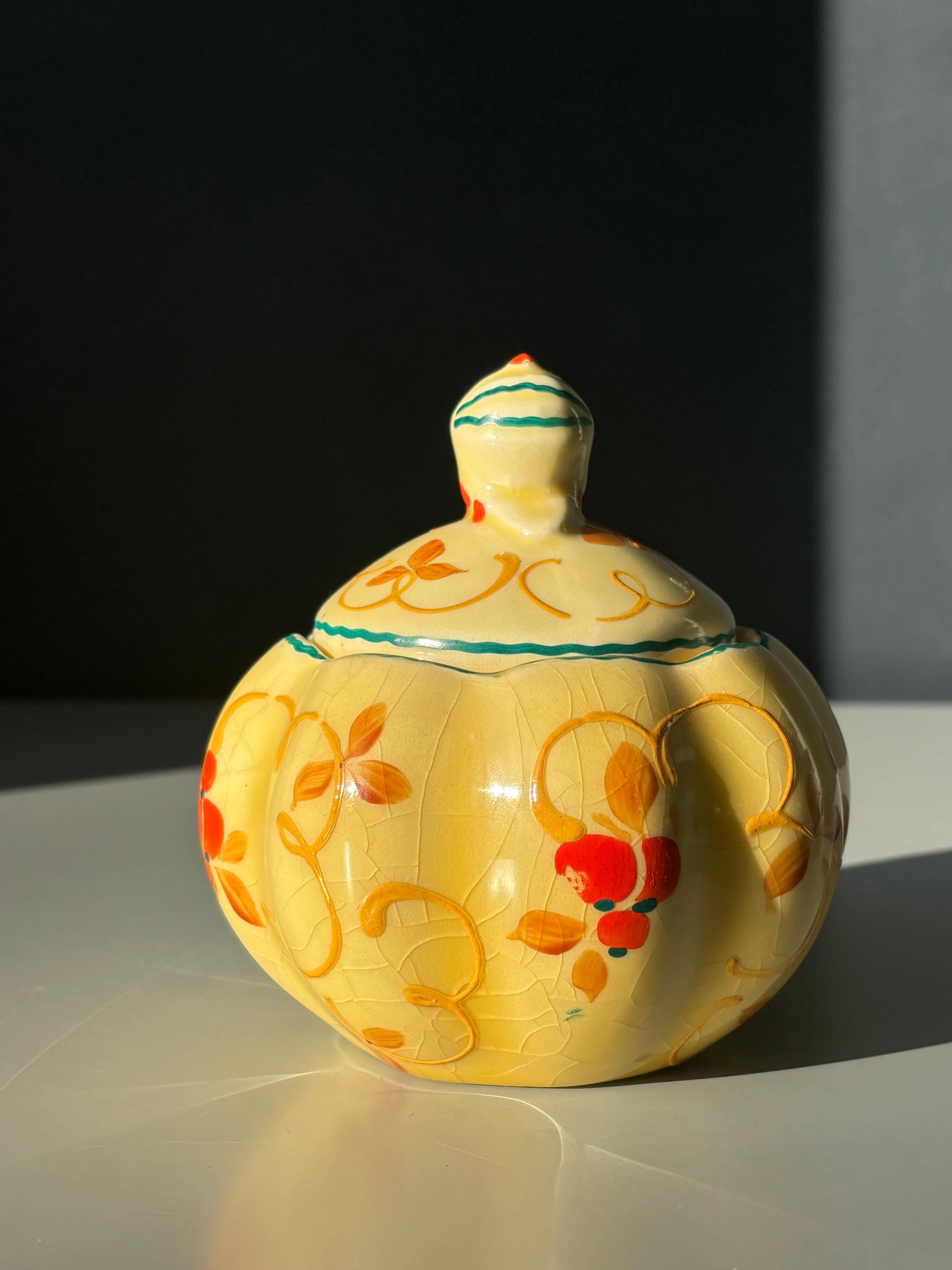 Cuenco con tapa floral de Bohemia Ditmar Urbach, años 30 Fayenza en venta