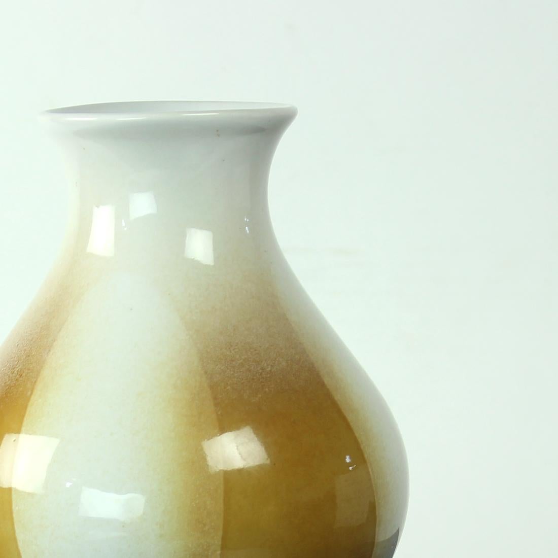 Bellissimo vaso in ceramica e in ottime condizioni senza alcuna usura. Prodotto da Ditmar Urbach in Cecoslovacchia nel 1964. Il vaso è stato progettato come parte della Julie Collection. Timbro e segni originali sul fondo del vaso. È realizzato in
