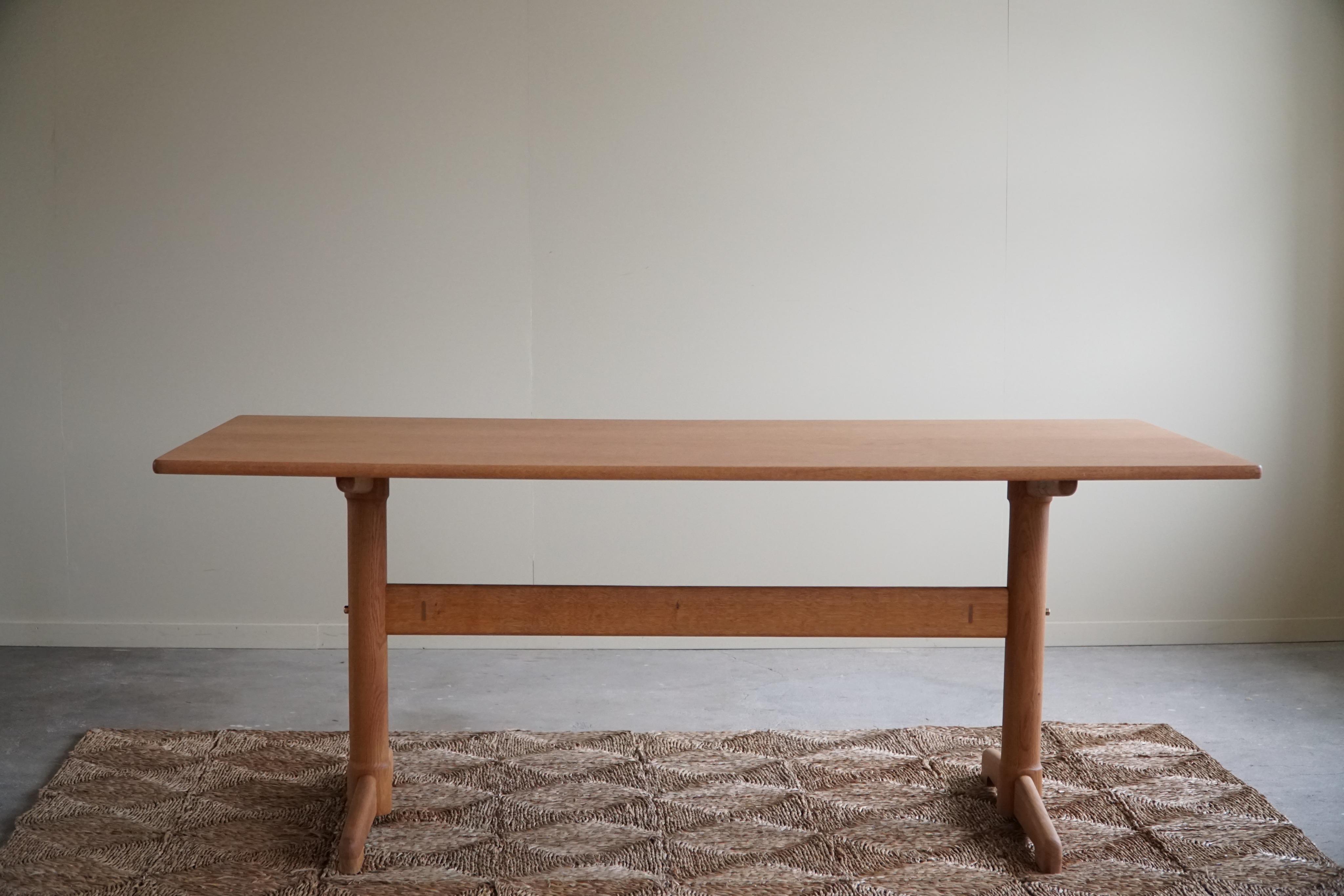 An elegant and classic rectangular dining table in a solid oak frame & teak veneered top. Designed by the Danish couple Ditte and Adrian Heath in the 1960s for A/S Søborg Møbelfabrik. A true collectible item from the Danish modern era. 

This