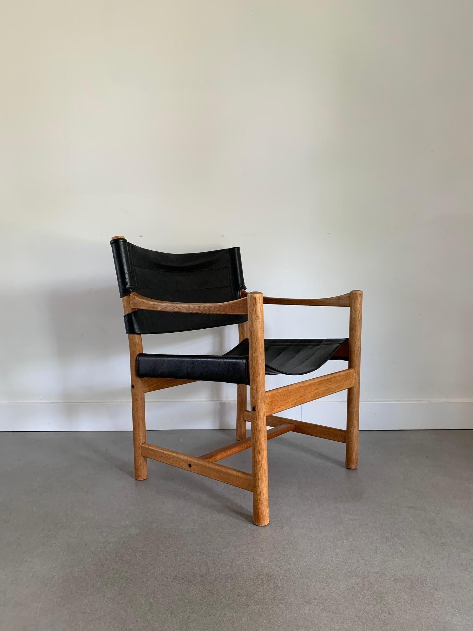 And action.
It looks like the perfect combination between a directors-chairs and a safari-chair. The mid-century looks completes it.

The Ditte and Adrian Heath Armchair is a mid-century modern furniture piece designed for FDB Møbler, a Danish