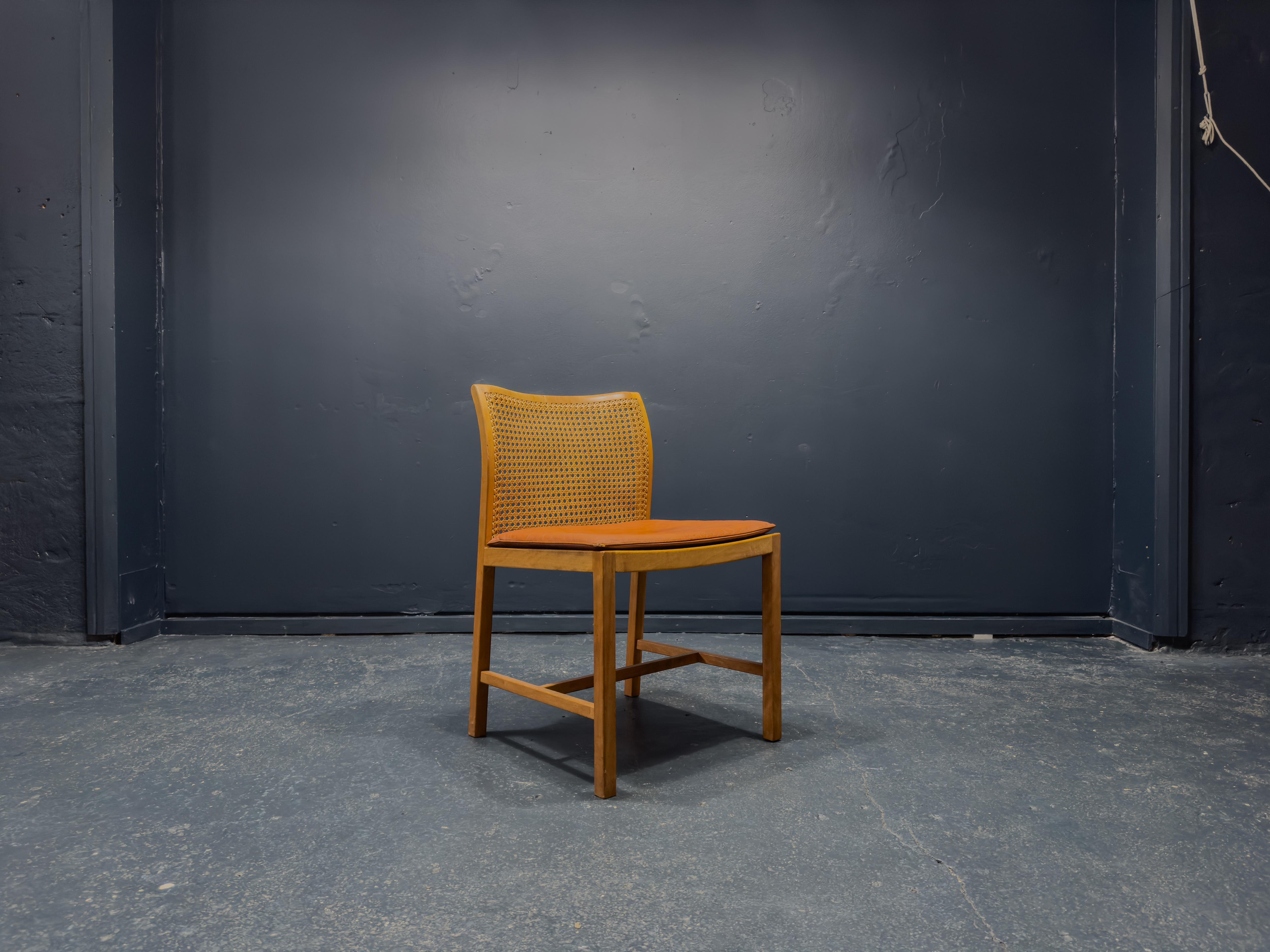Creata da Ditte & Adrian Heath per Søren Horn in Danimarca nel 1961 circa, questa meravigliosa sedia è elegante e piena di carattere. Realizzata in legno di faggio, la struttura è elegante con un morbido schienale curvo creato dal telaio in faggio