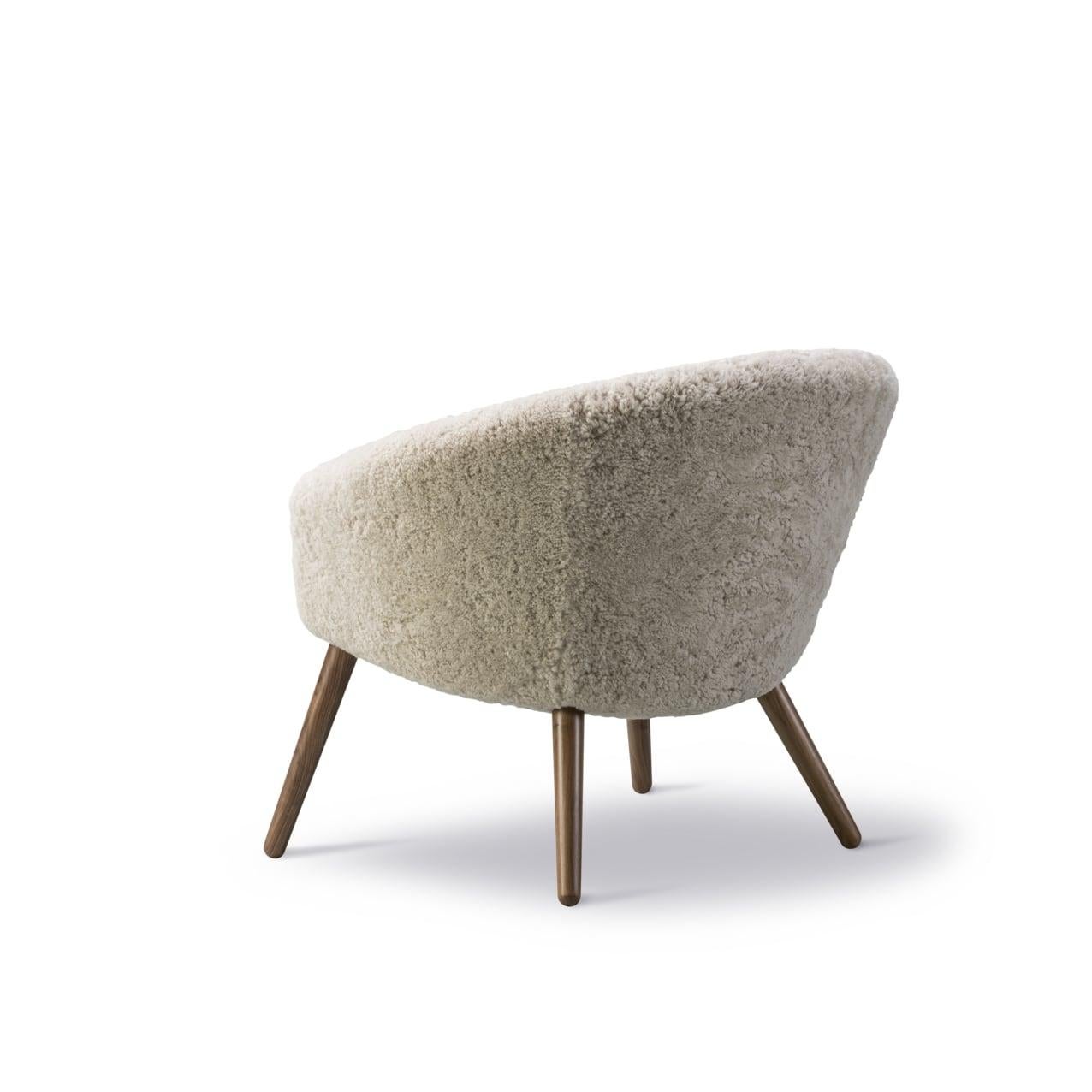 Ditzel Lounge Chair in Moonlight Sheepskin / Lacquered Walnut for Fredericia In New Condition For Sale In Dubai, AE