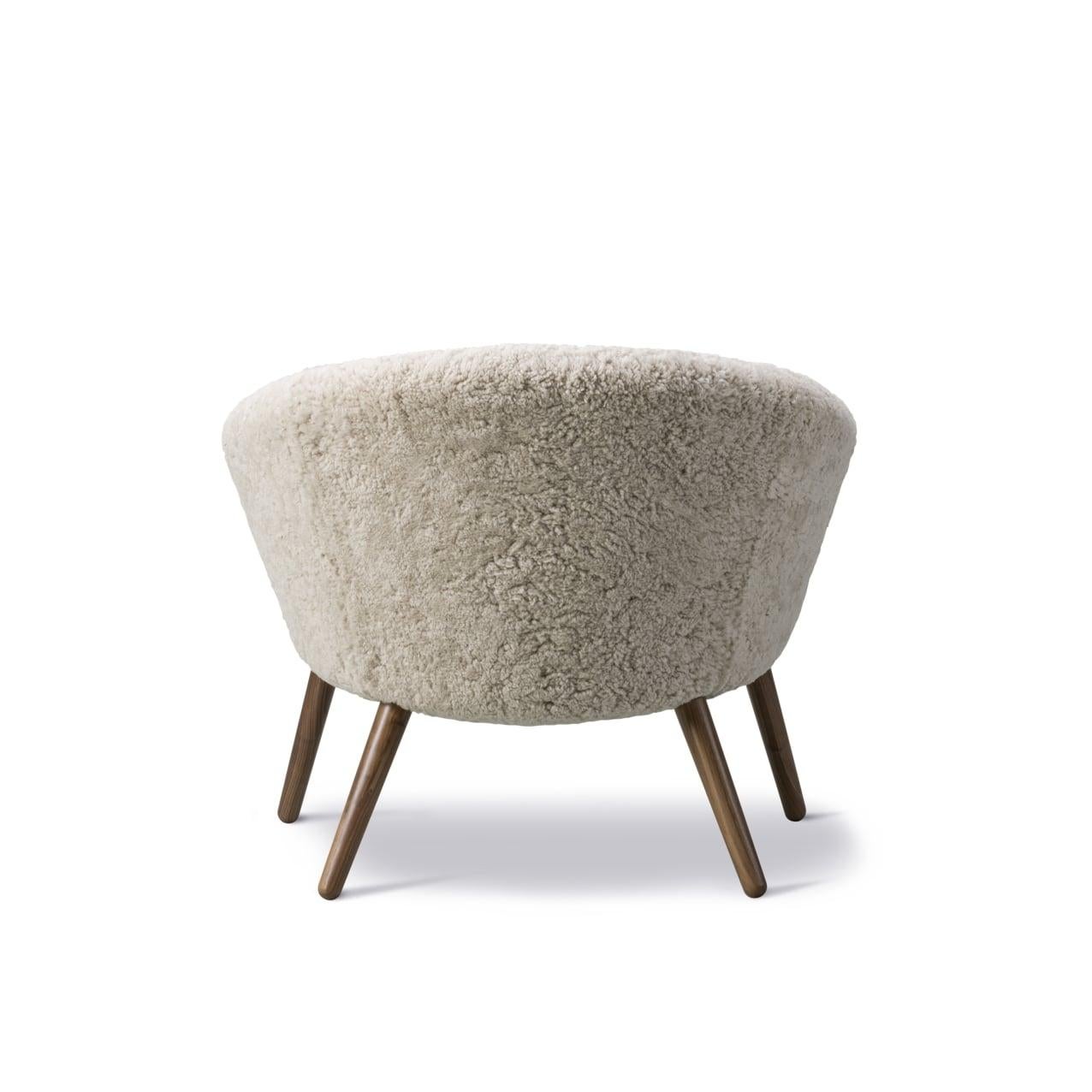 Contemporary Ditzel Lounge Chair in Moonlight Sheepskin / Lacquered Walnut for Fredericia For Sale
