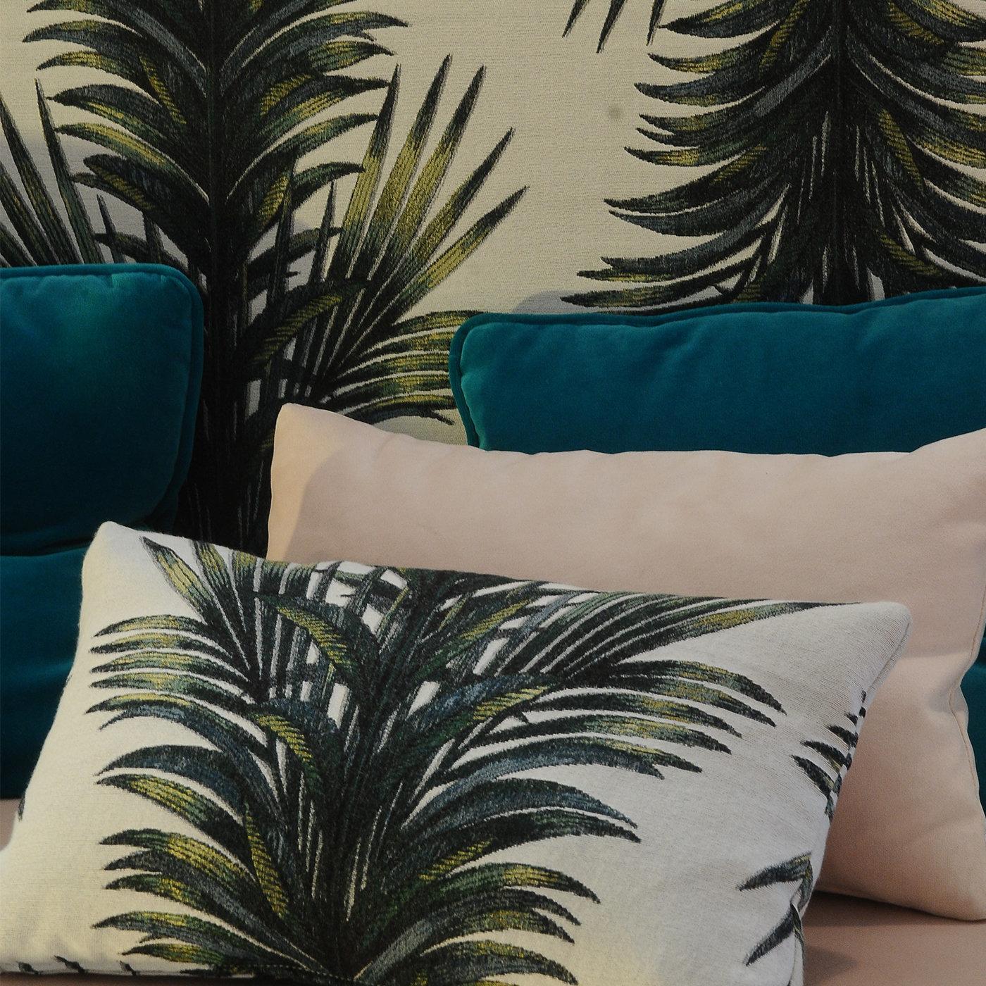 Avec son design classique et charmant, le Diva Divan apportera un élément de joie à n'importe quel coin salon. Ce canapé deux places en bois présente une finition à la feuille d'or véritable sur les pieds appliquée à la main et un tissu en velours