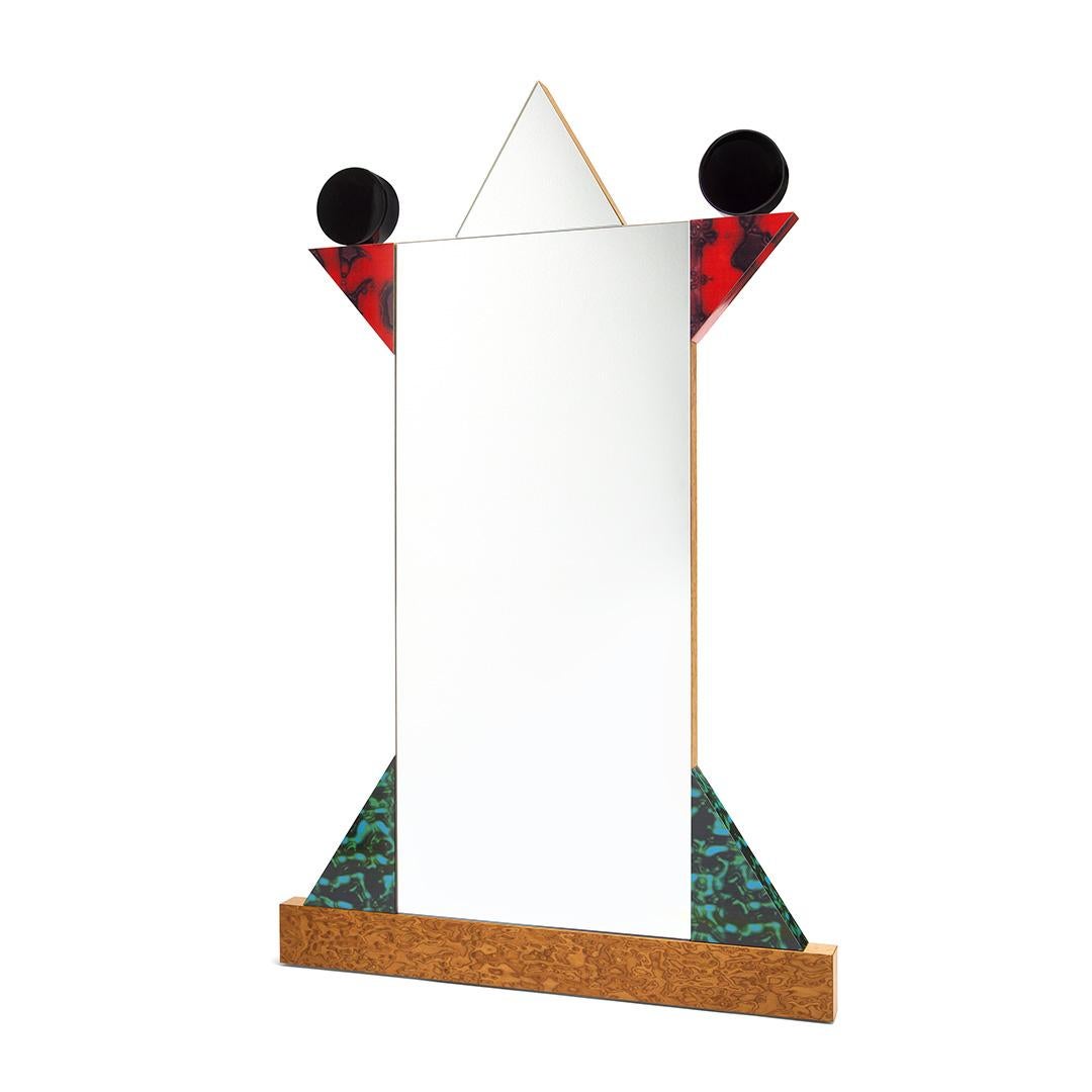 Le miroir Diva, en plastique stratifié, a été conçu en 1984 par Ettore Sottsass.

Ettore Sottsass est né à Innsbruck en 1917. En 1939, il obtient un diplôme d'architecture au Politecnico di Torino. L'un des personnages les plus influents et les plus