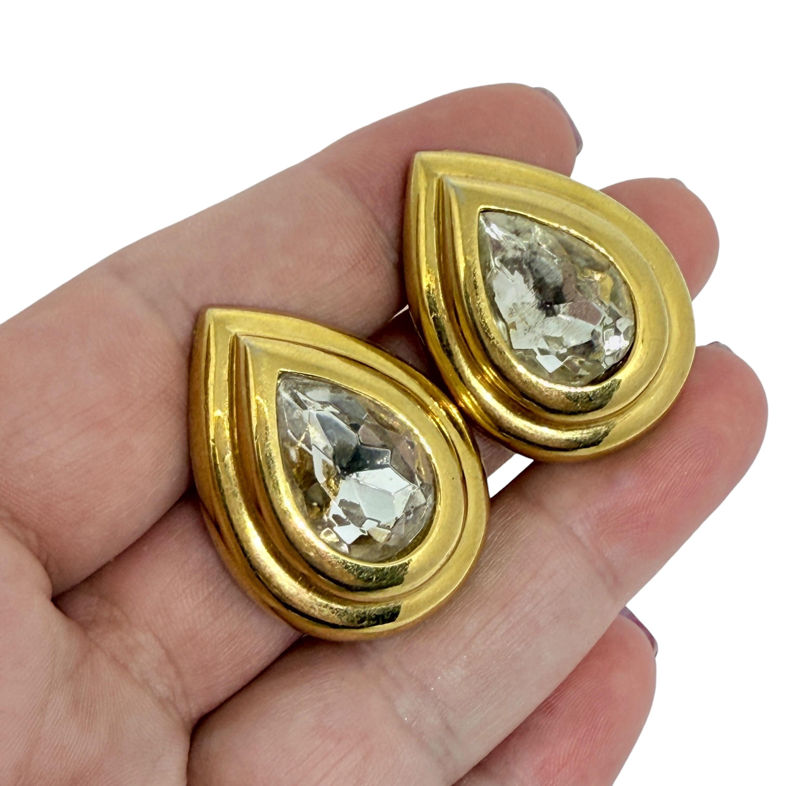 DETAILS

- • unterzeichnete DIVA

- • goldfarben mit Glas

- • Vintage-Designer-Ohrringe
 
MASSNAHMEN  

- • CONDIT

- •  sehr guter Vintage-Zustand mit minimalen Gebrauchsspuren 

 Sku 54

❤️❤️   VINTAGE-DESIGNER-SCHMUCK   ❤️❤️

❤️❤️  ALEXANDER'S