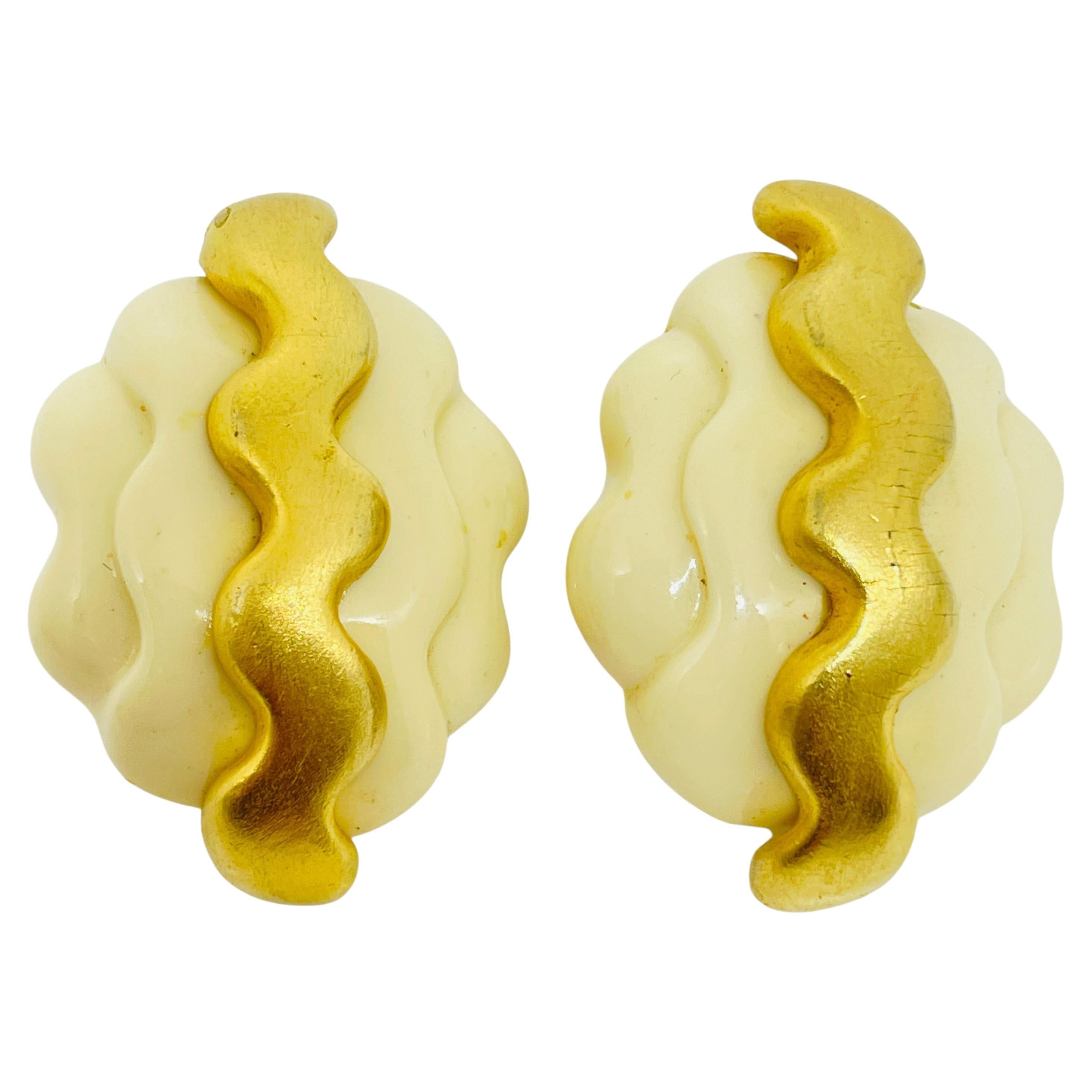 DIVA signiert Vintage massiv Gold Ton Harz Designer Clip auf Ohrringe im Angebot