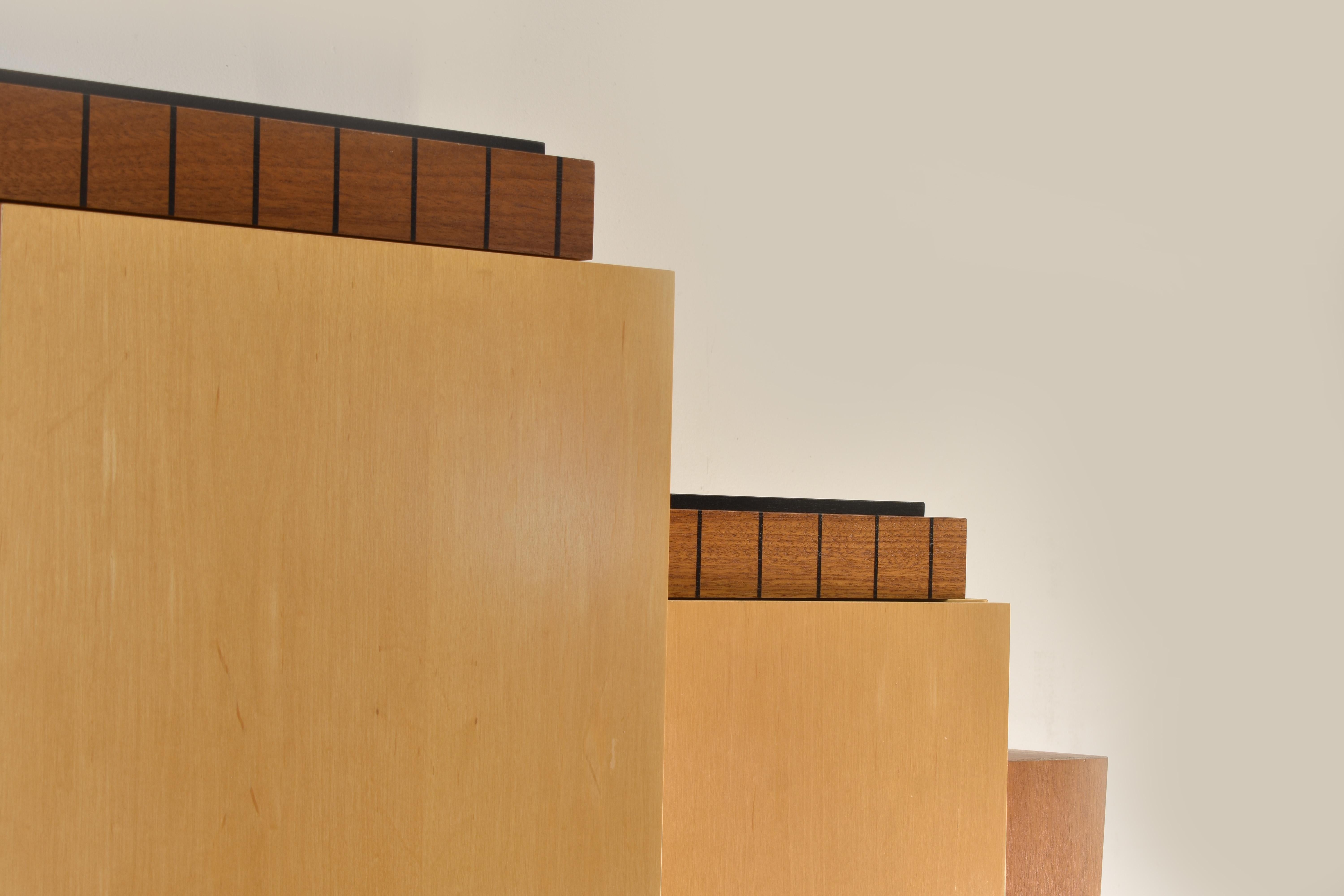 Laqué Armoire de rangement Diva de Lee Weitzman, érable naturel et acajou avec noir en vente