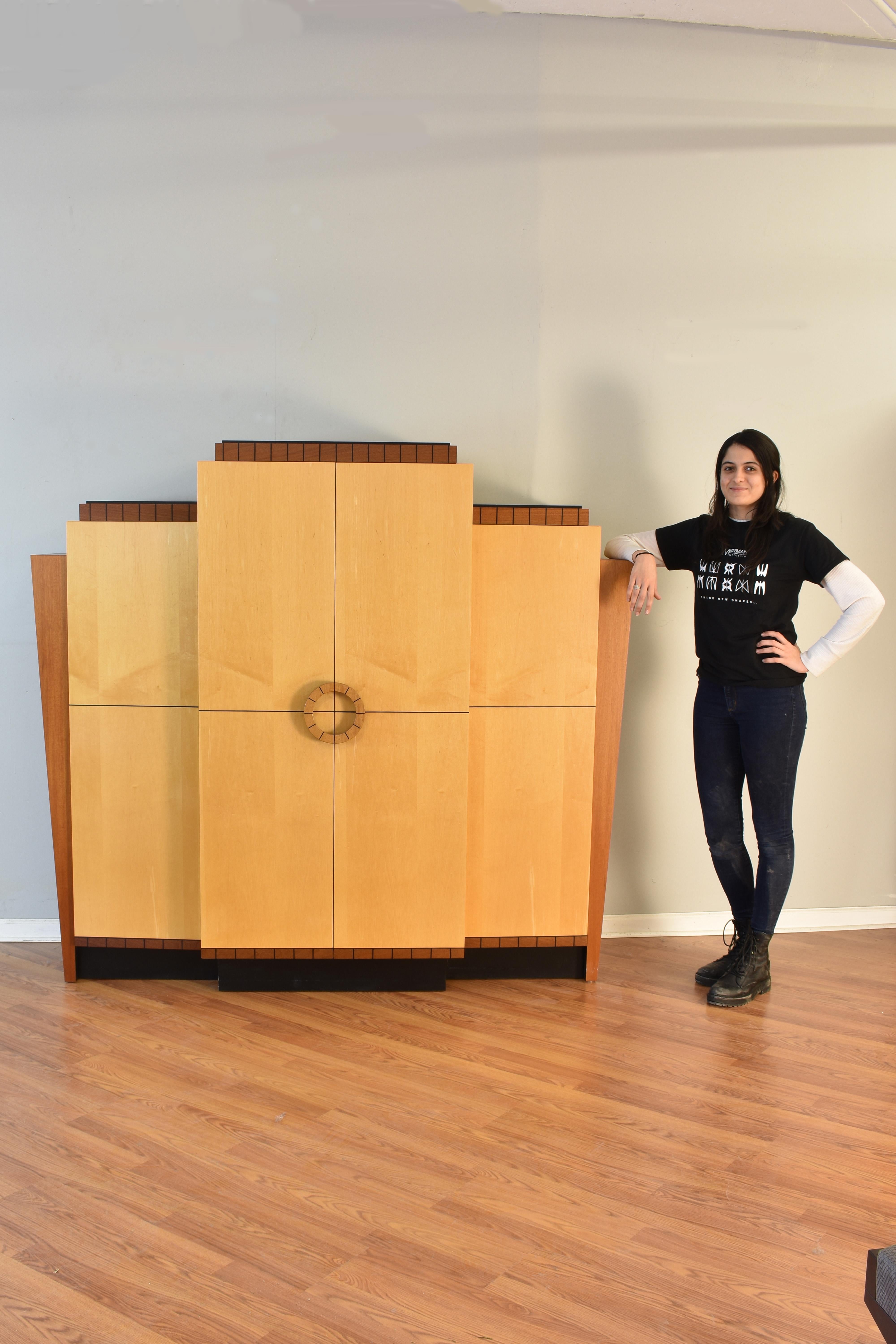 Armoire de rangement Diva de Lee Weitzman, érable naturel et acajou avec noir Bon état - En vente à Chicago, IL