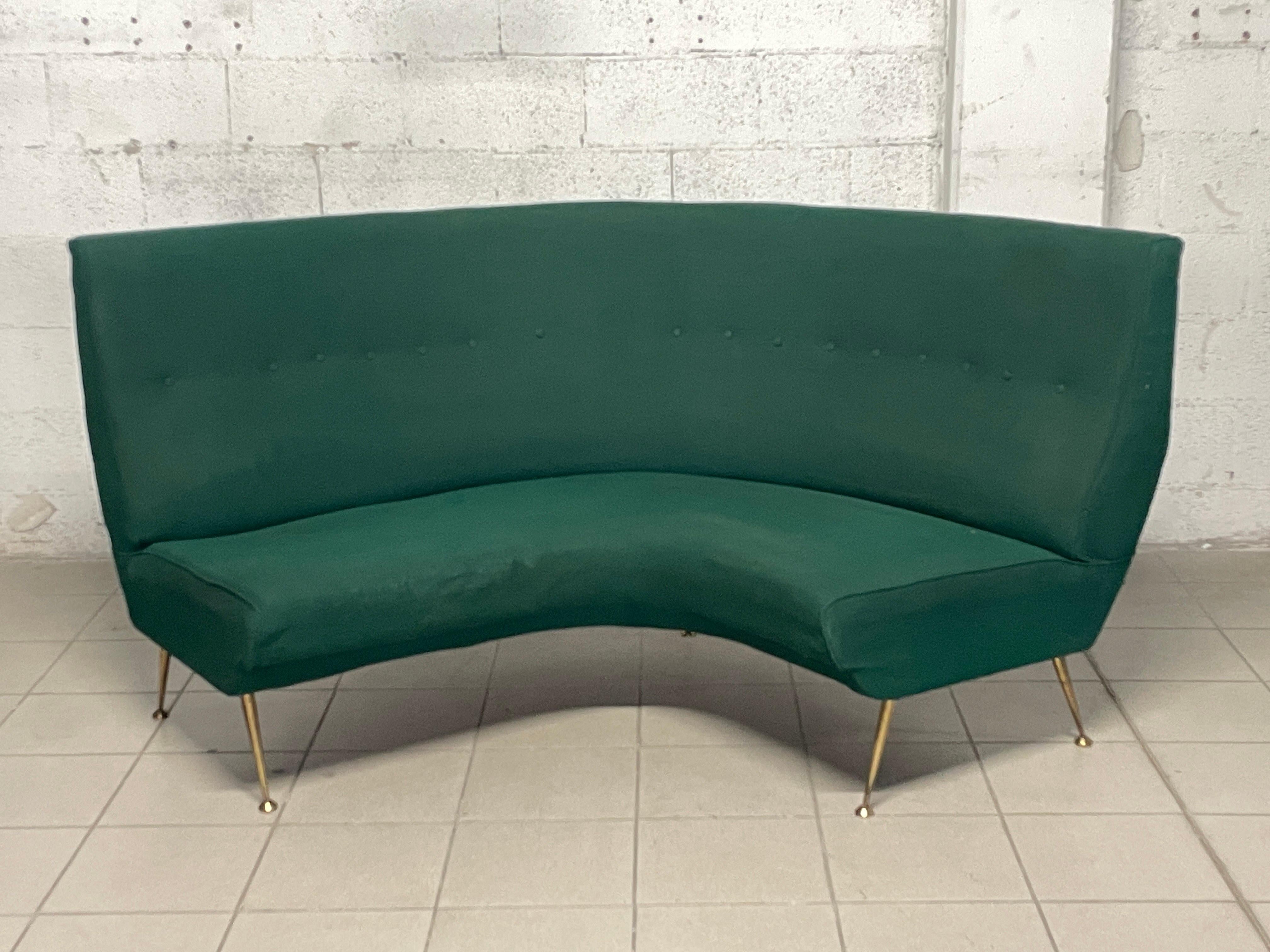 Sofá esquinero único y especial de los años 60 de fabricación italiana.

Respaldo y asiento perfilados, con pies de latón y tapicería de tela verde que conserva su originalidad.

Elegante en su forma y sobrio en su tamaño, es ideal para una sala de