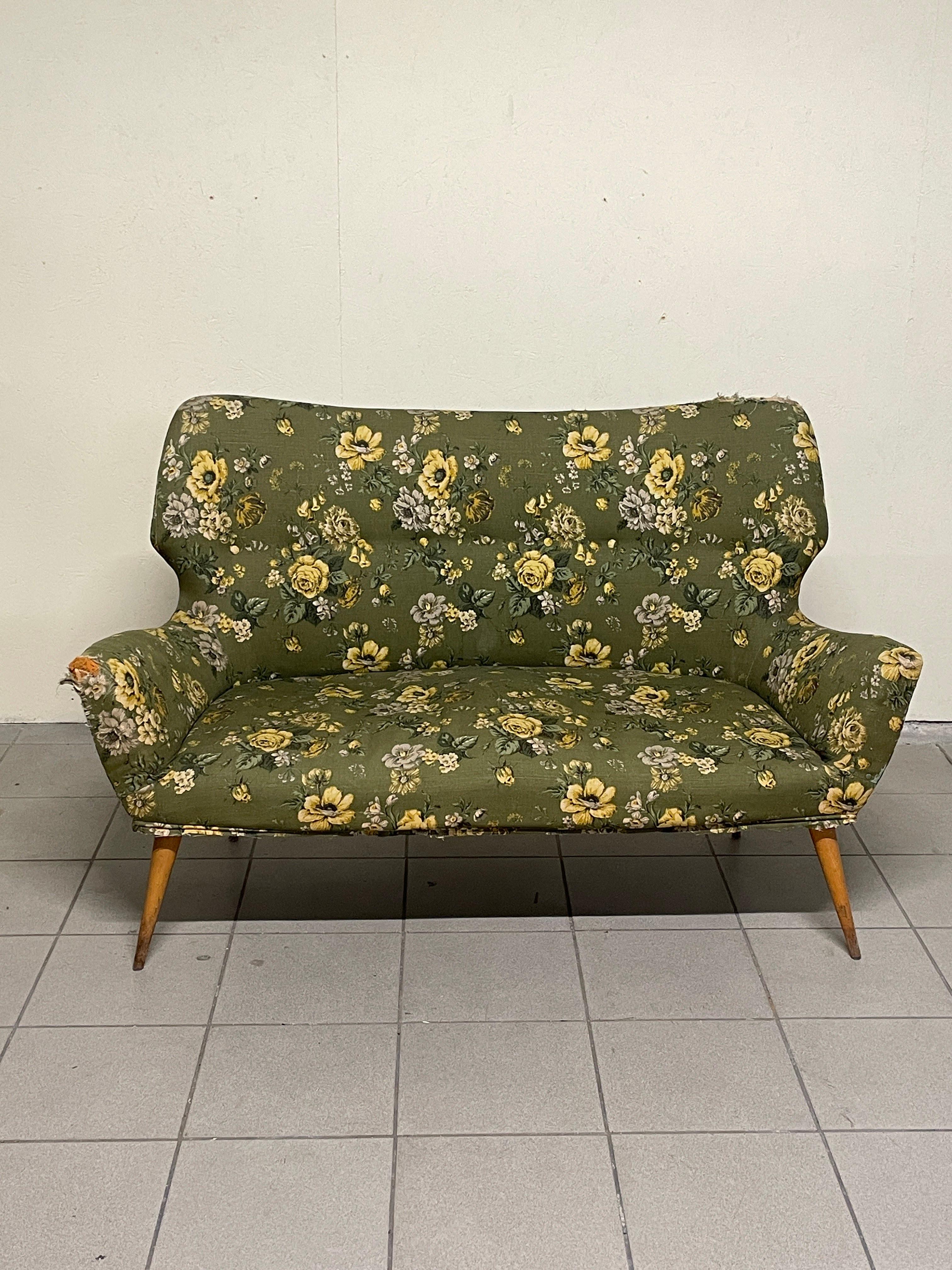Divanetto anni '40 - '50 di manifattura italiana.

Struttura in legno e rivestimento in tessuto, ancora originale.

La struttura è sana, rivestimento e imbottitura sono da rifare così da dare una nuova impronta a questo divanetto dal design molto