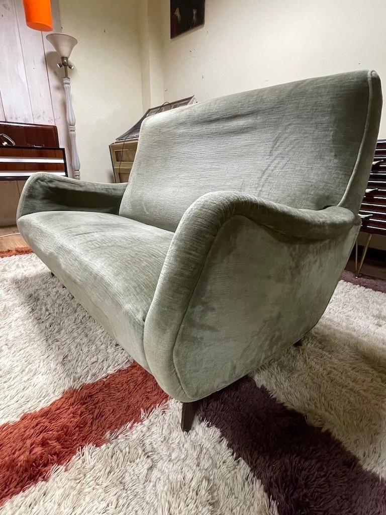 Divanetto anni '60 attribuito Atelier Borsani Varedo en venta 3