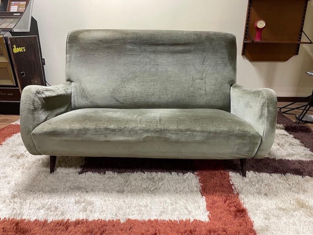Un elegante diván de dos plazas de los años 60 atribuido a  Atelier Borsani Varedo.

El revestimiento también es el original, en tejido verde, que te aconsejamos que desvíes tal como está colocado.

Struttura e piedini in legno sani e in ottime