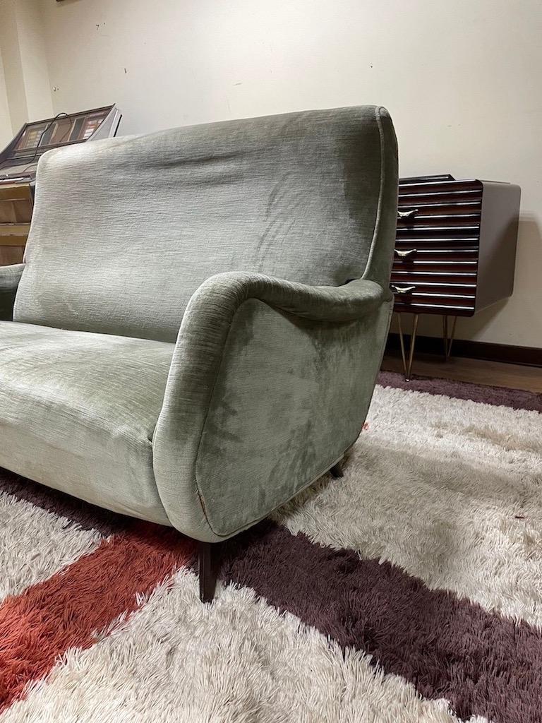 Divanetto anni '60 attribuito Atelier Borsani Varedo Moderno de mediados de siglo en venta