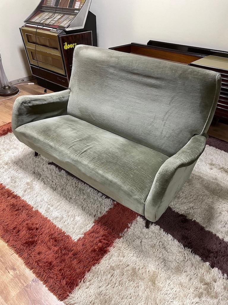 Divanetto anni '60 attribuito Atelier Borsani Varedo Italiano en venta
