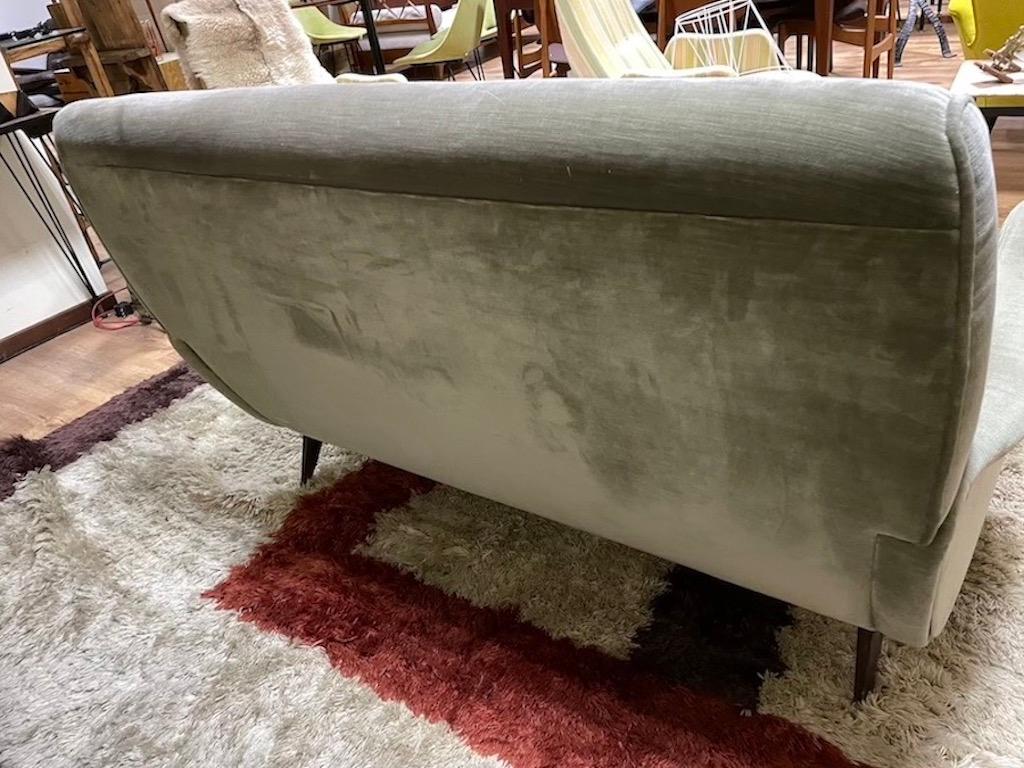 Divanetto anni '60 attribuito Atelier Borsani Varedo mediados del siglo XX en venta