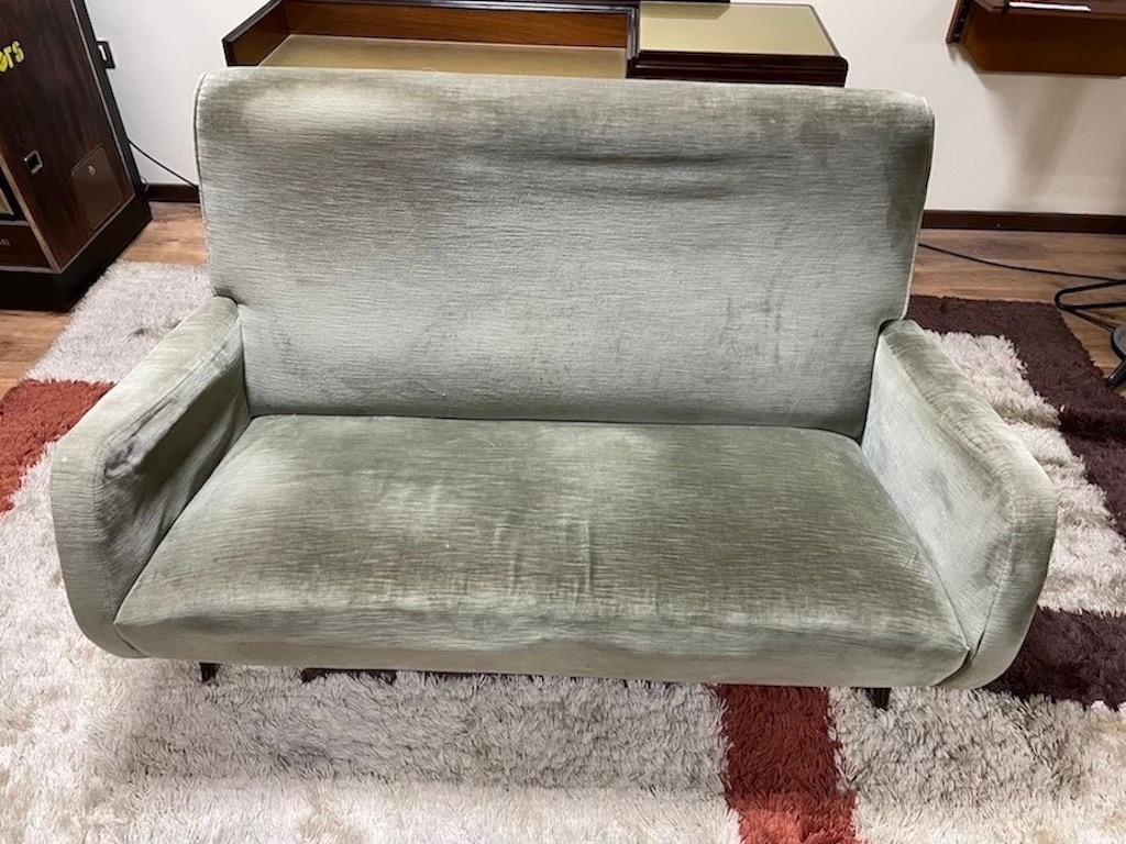 Divanetto anni '60 attribuito Atelier Borsani Varedo Tela en venta