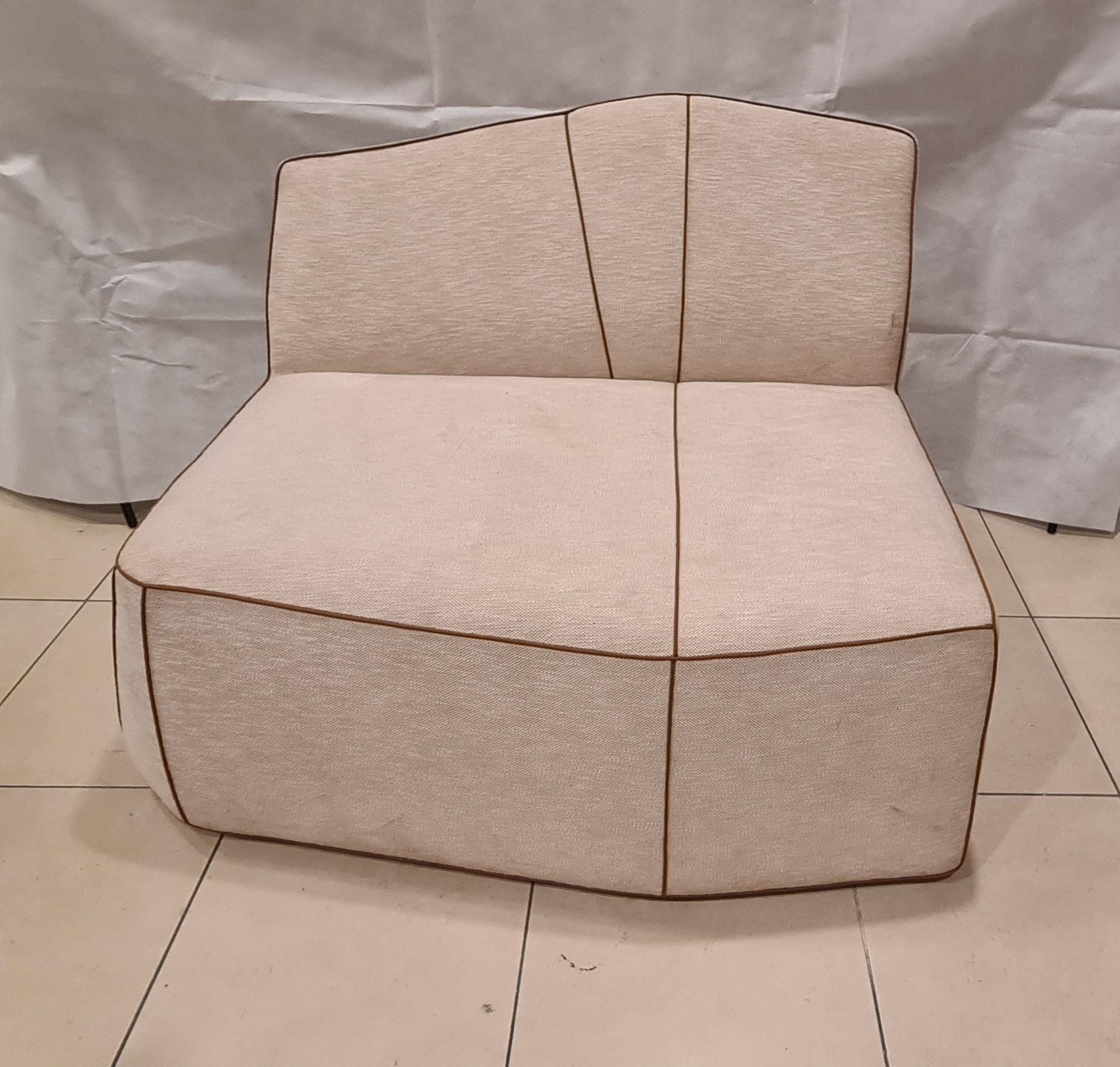 Divano design realizzato da Sormani.

Elegante divanetto ideale per piccoli spazi o sale d'attesa.
Presenta una forma geometrica irregolare, sottolineata dai contorni colorati.

Il divano si presenta in ottime condizioni conservative.

In cotone