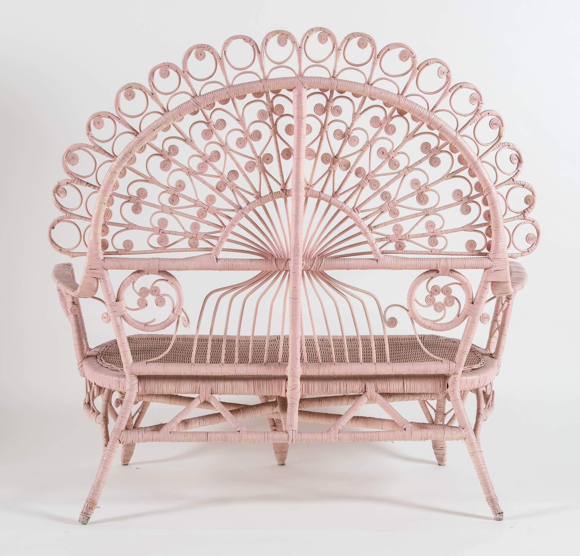 Divanetto in canna d'India e bambù di Valentino Più, Italia anni'70.
Diwanetto in Canna d'India und Bambus in Rosa getaucht, ausgestattet mit einer sphärischen Kulisse mit Pavillon, die aus dekorativen Elementen und typischen Motiven der 70er Jahre