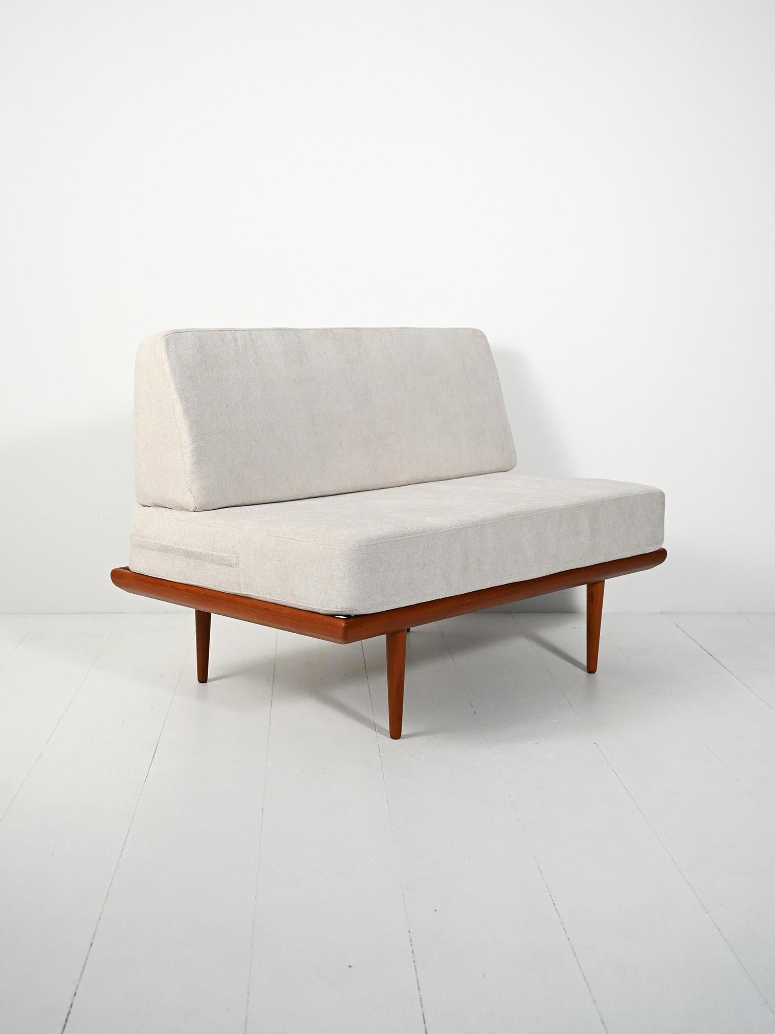 Divanetto danese anni '60 di Peter Hvidt & Orla Mølgaard-Nielsen per France & Søn. Structure en teck, accessoires en acciaio, cuscini nuovi grigio ghiaccio sfoderabili.

Modèle 