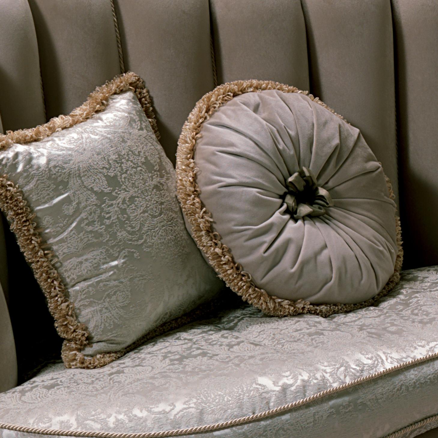 Neoklassisches Sofa mit schmiedeeisernem Dekor AQ032 (Verzinkt) im Angebot