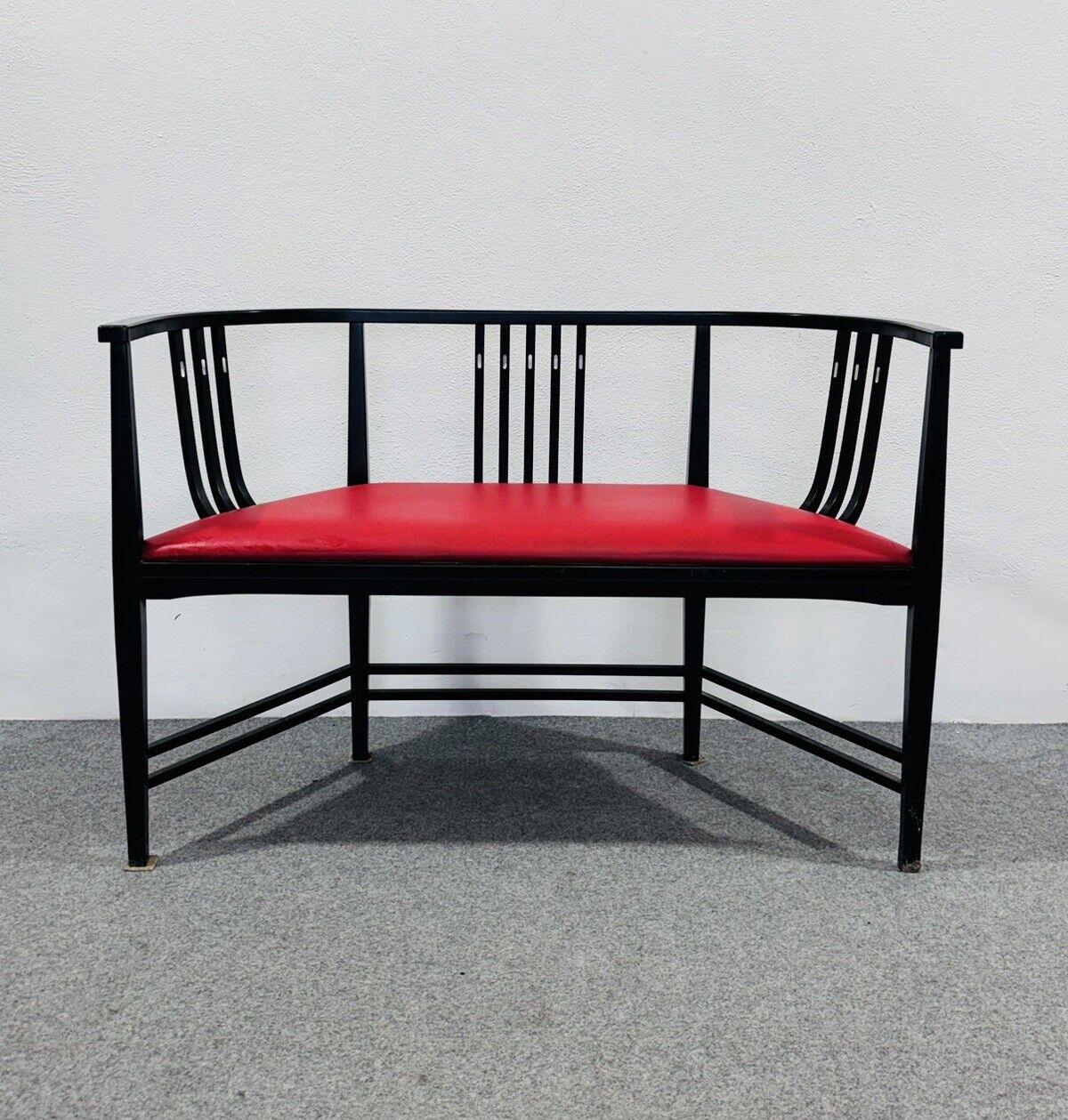 Postmoderne Ernest Archibald Taylor Style 1980's Design Canapé moderne.

Structure entièrement en bois, détails en nacre, assise recouverte de cuir rouge.

L'article est en bon état de conservation, il n'y a pas de défauts esthétiques ou structurels