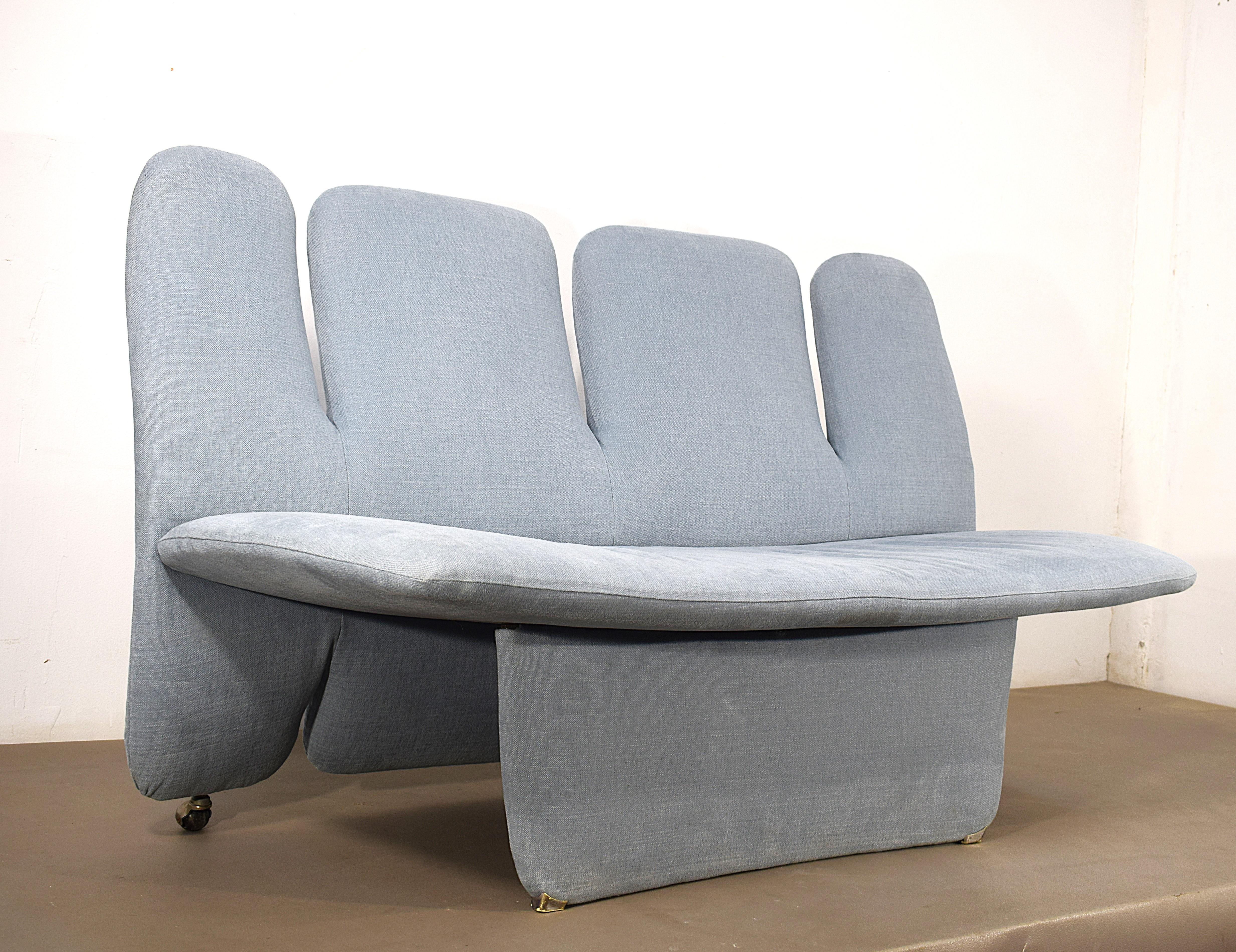 Elegante divanetto celeste dal design compatto e raffinato, prodotto in Italia. Caratterizzato da linee morbide e dimensioni contenute (altezza 83 cm, larghezza 131 cm, profondità 73 cm, altezza seduta 40 cm), è perfetto per arredare con stile
