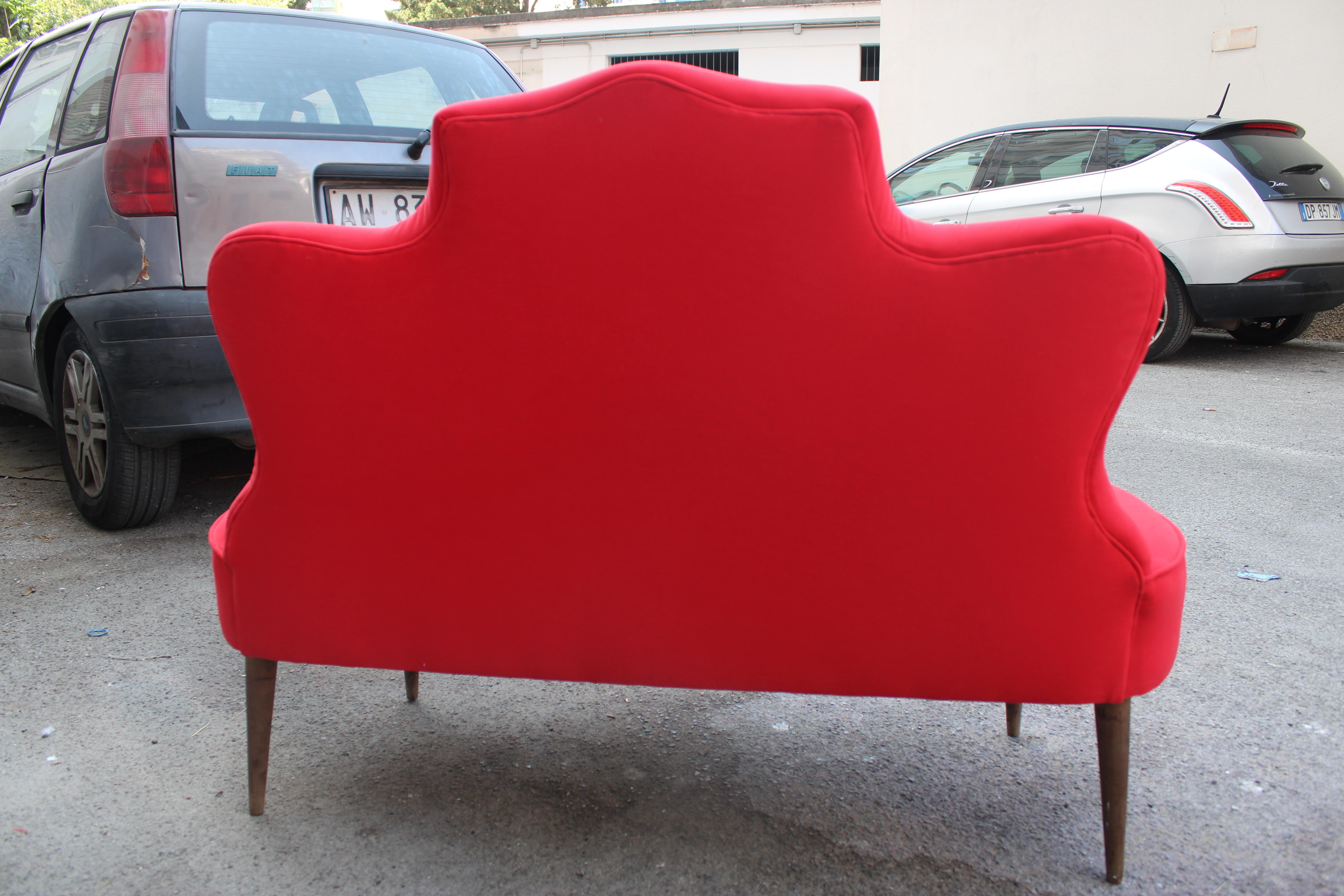 Divanetto Sagomato Italiano Cesare Lacca 1950 Tessuto Rosso Cardinale in vendita 5