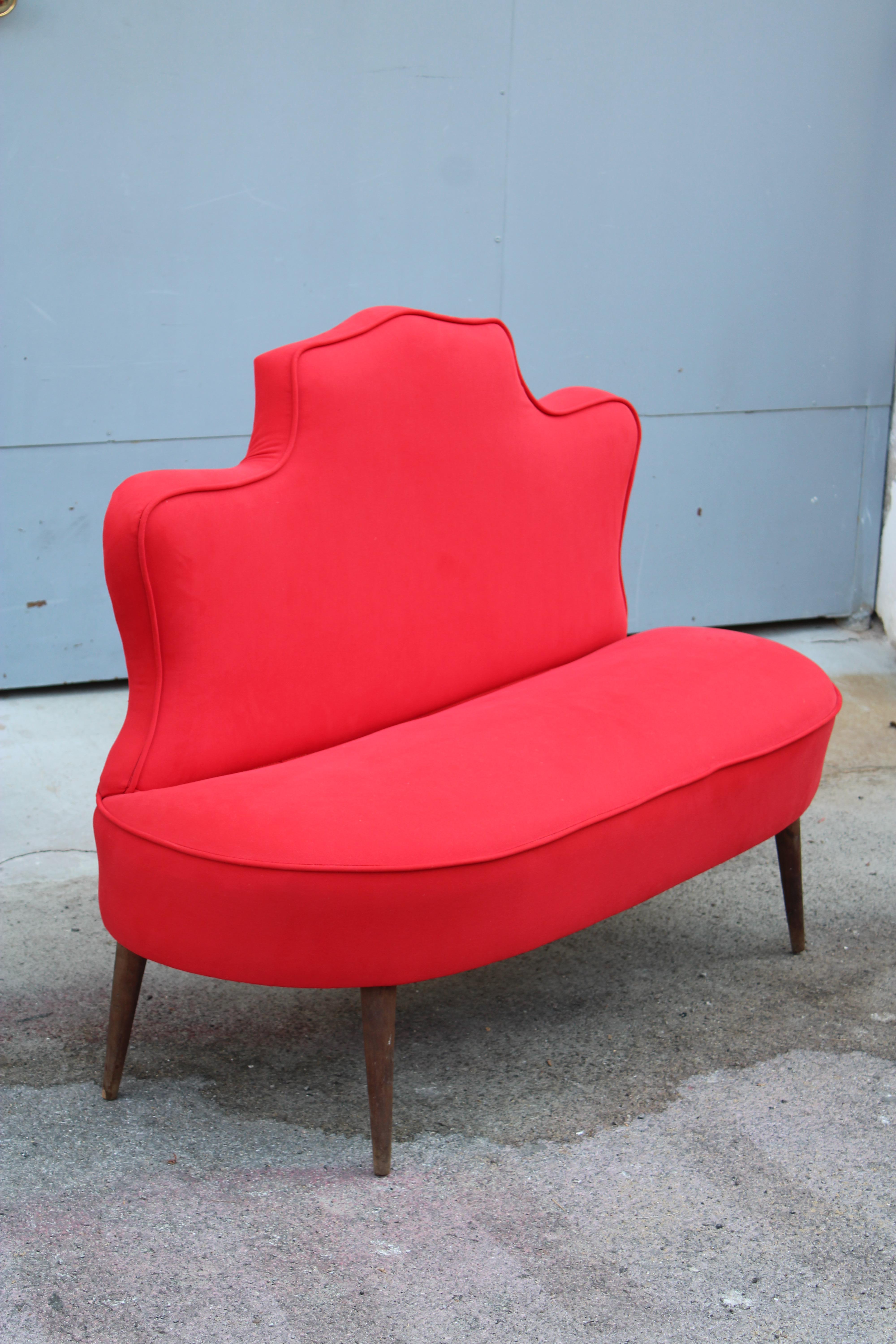 Divanetto Sagomato Italiano Cesare Lacca 1950 Tessuto Rosso Cardinale in vendita 6