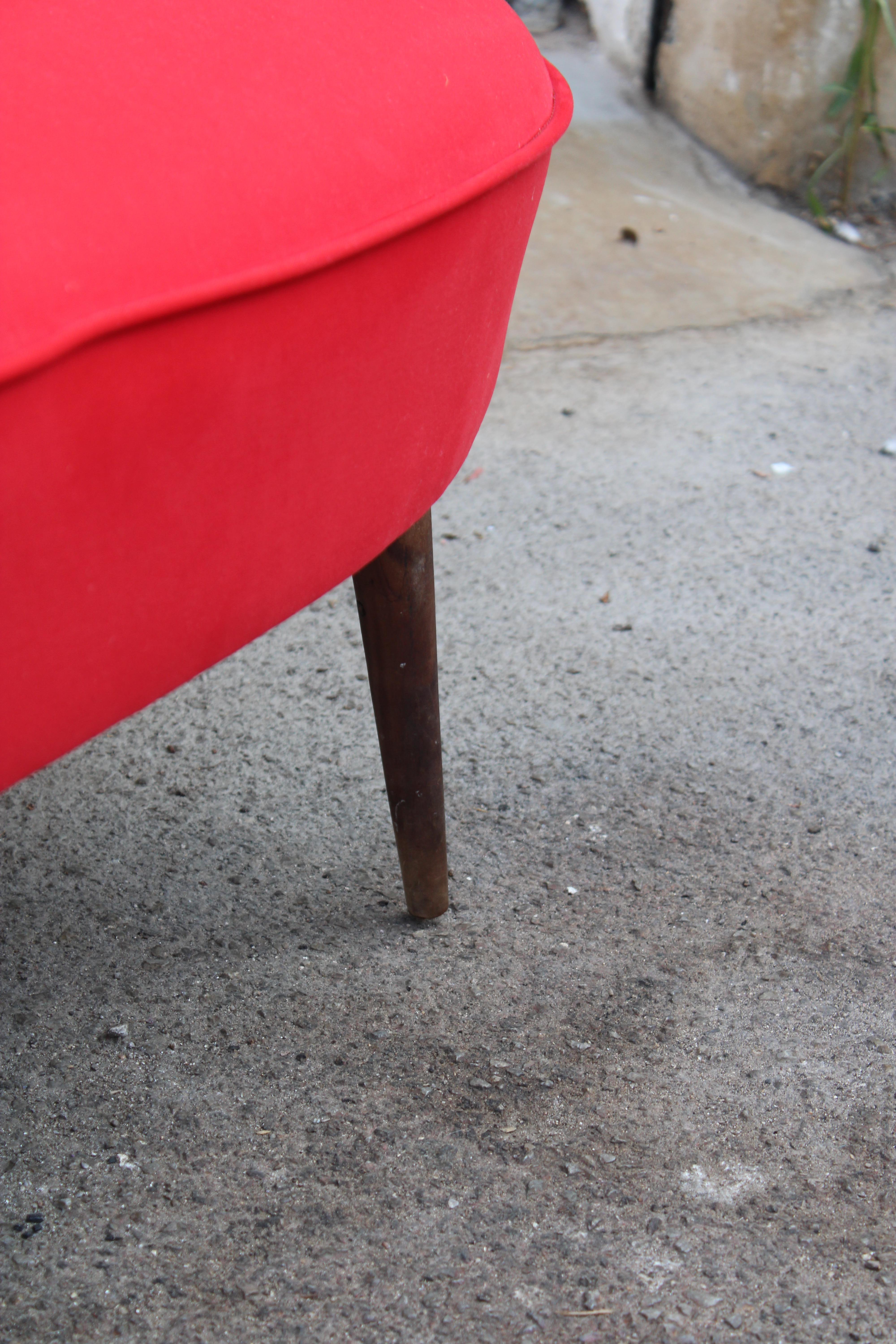 Divanetto Sagomato Italiano Cesare Lacca 1950 Tessuto Rosso Cardinale in vendita 8