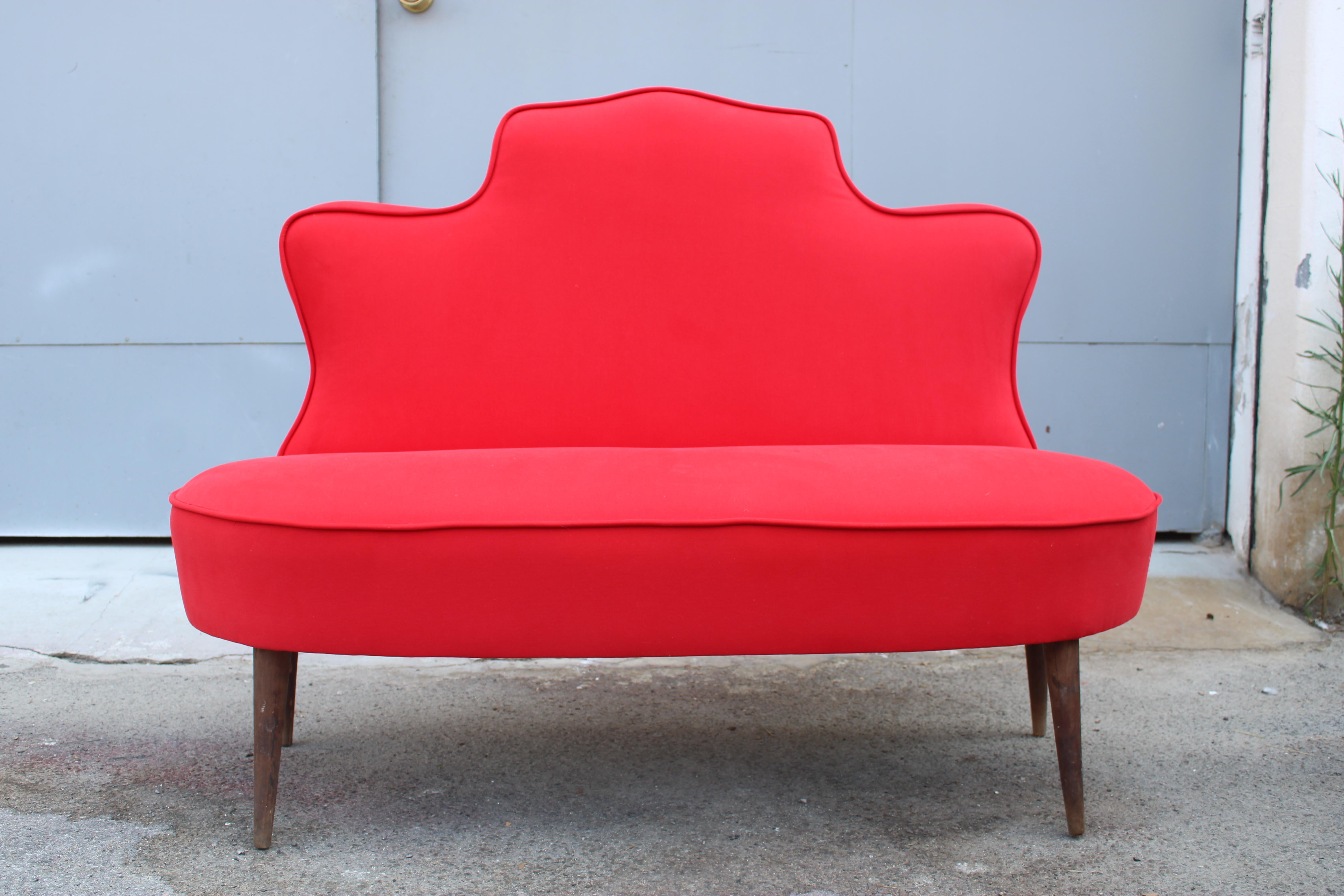 Divanetto Sagomato anni 1950 piedi a spillo in legno tessuto Misto Rosso cardinale.