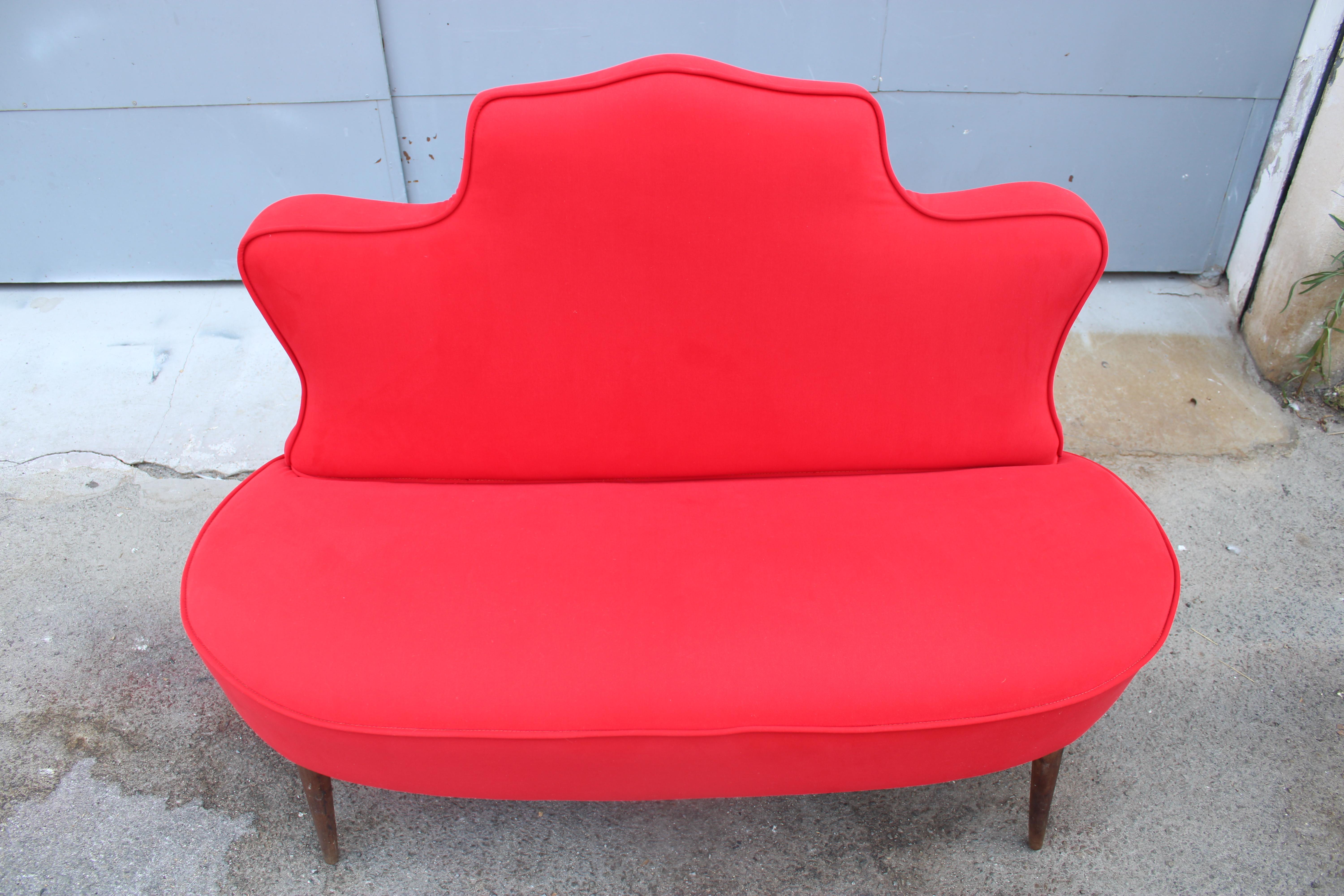 Mid-Century moderno Divanetto Sagomato Italiano Cesare Lacca 1950 Tessuto Rosso Cardinale in vendita