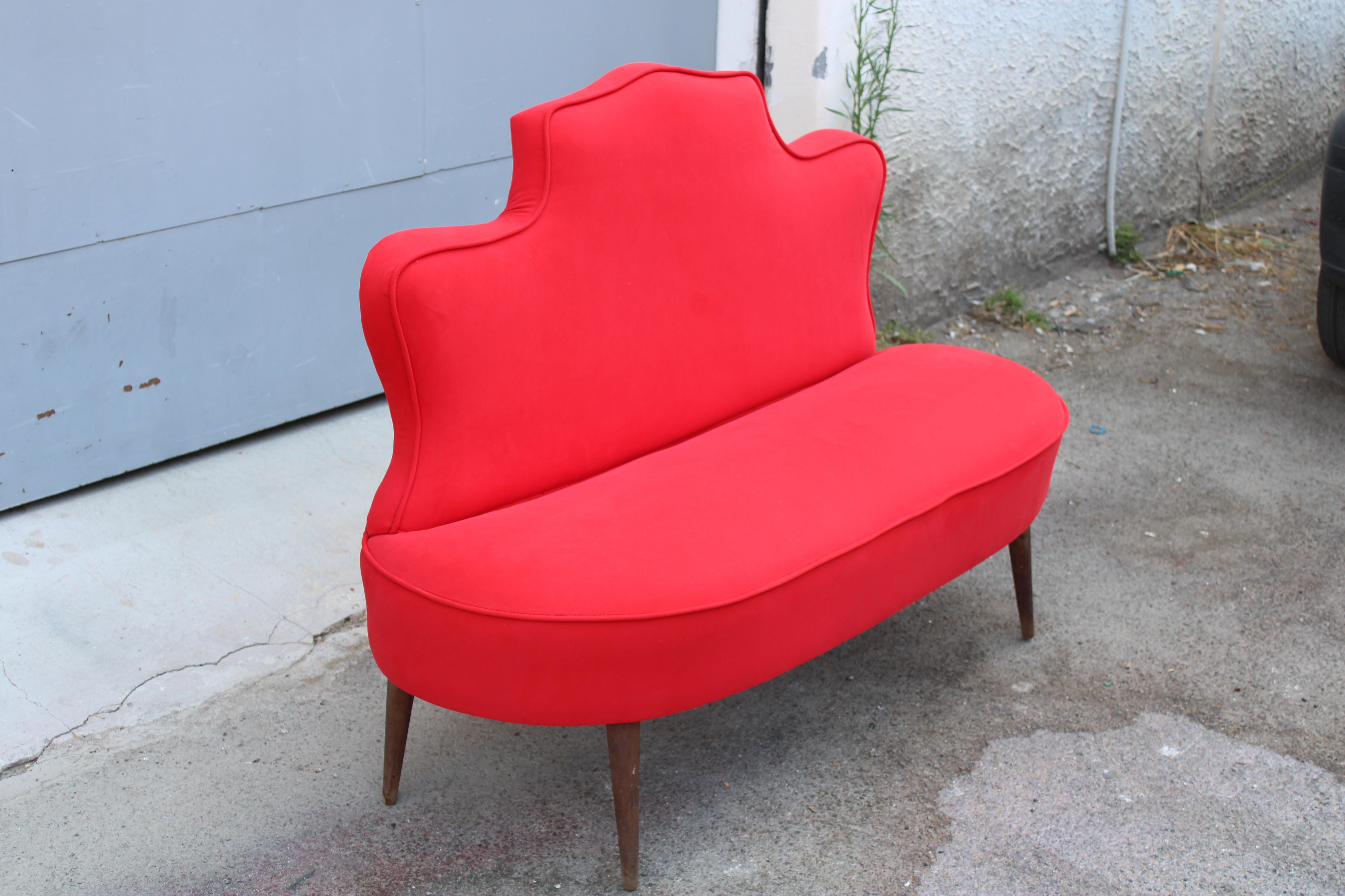 Divanetto Sagomato Italiano Cesare Lacca 1950 Tessuto Rosso Cardinale In condizioni buone in vendita a Palermo, Sicily