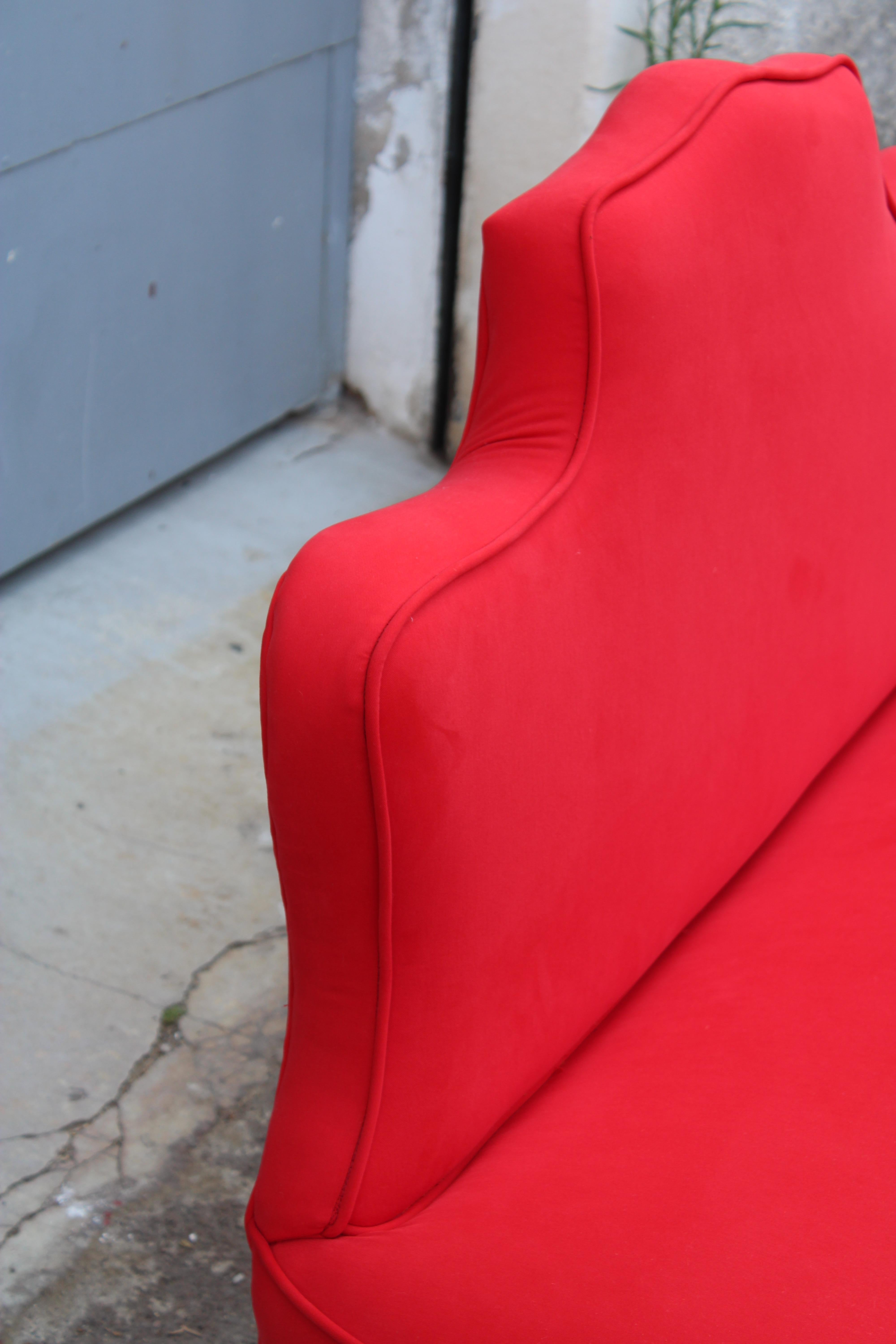 Mid-20th Century Divanetto Sagomato Italiano Cesare Lacca 1950 Tessuto Rosso Cardinale in vendita