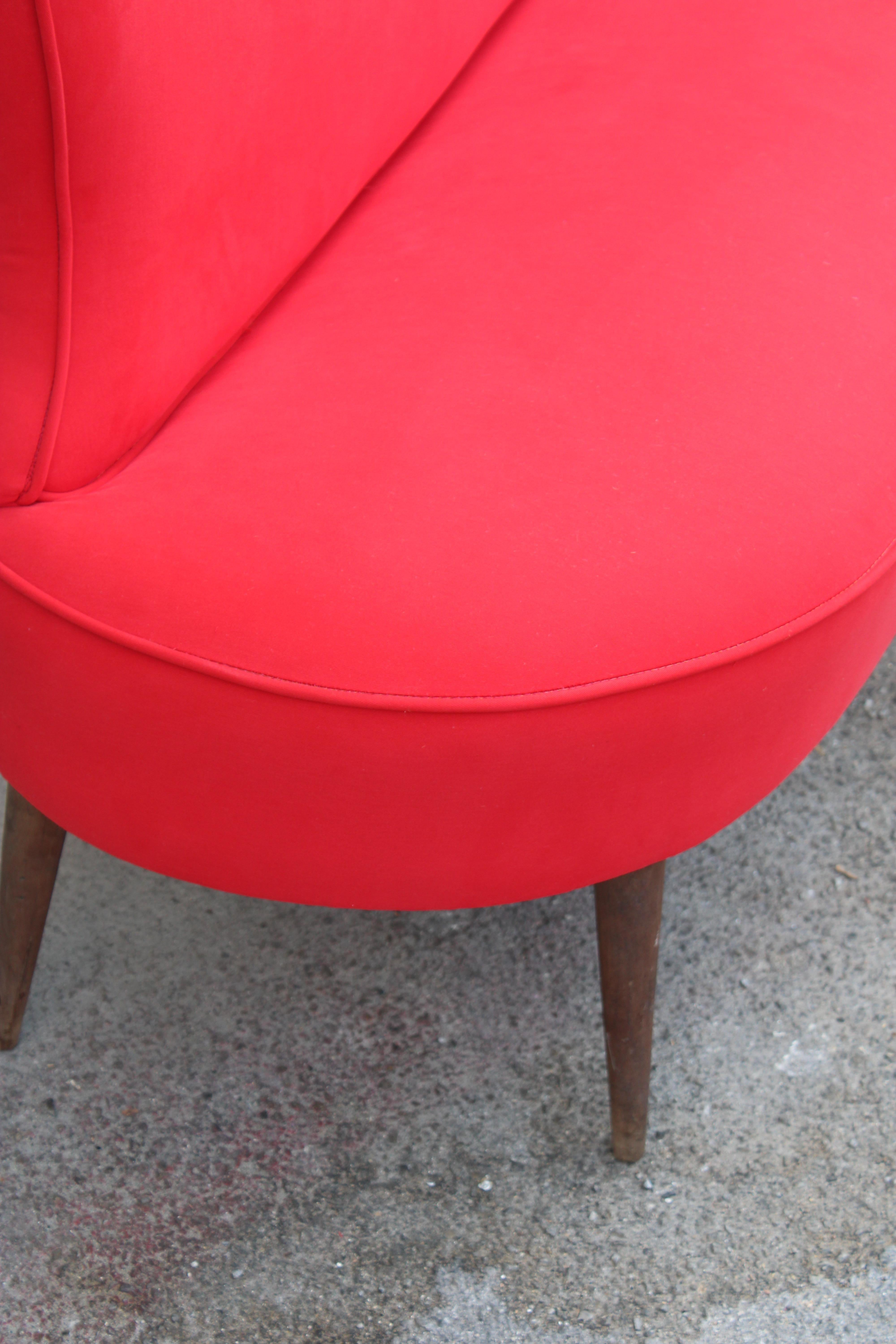 Divanetto Sagomato Italiano Cesare Lacca 1950 Tessuto Rosso Cardinale in vendita 1