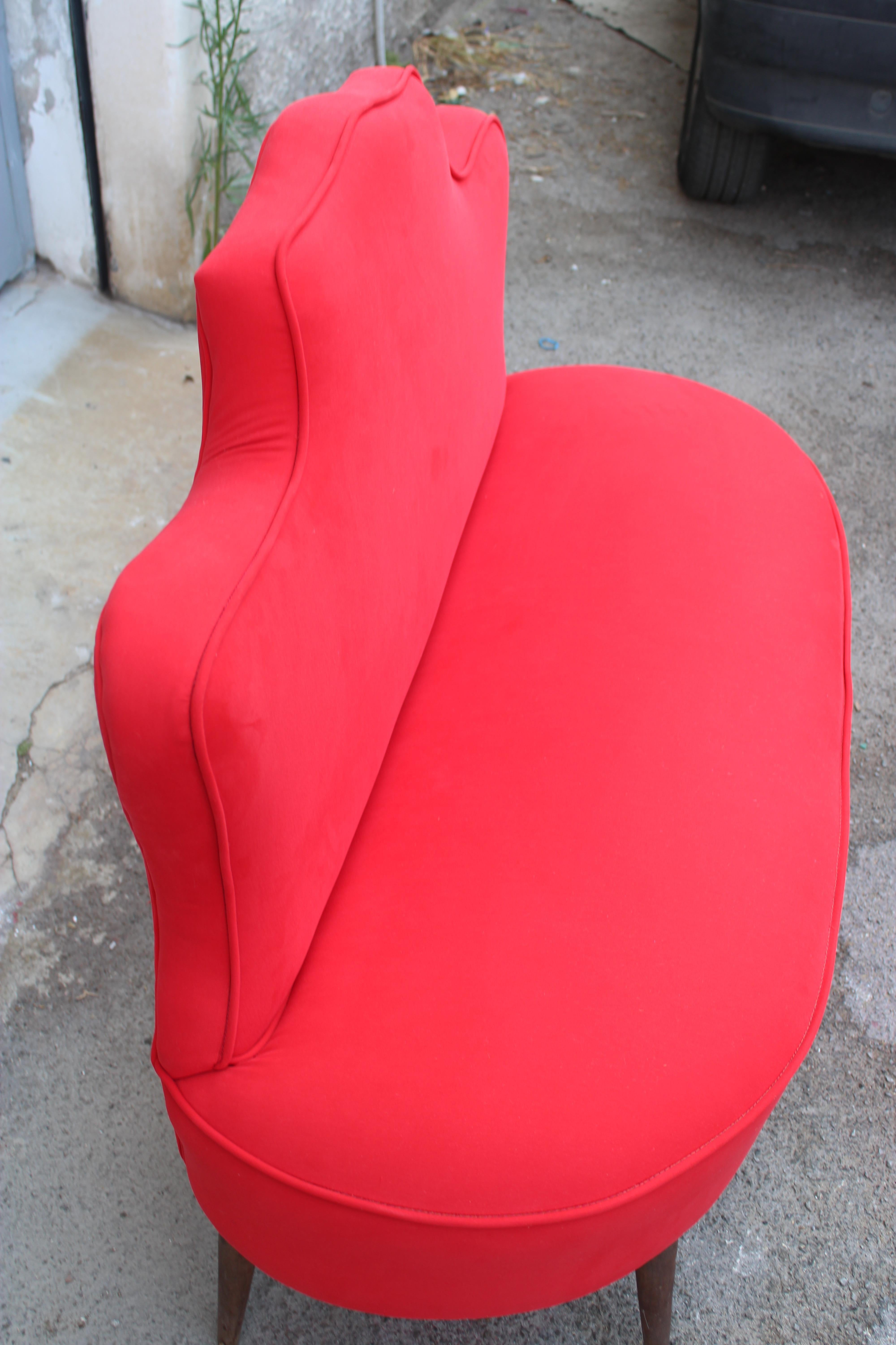 Divanetto Sagomato Italiano Cesare Lacca 1950 Tessuto Rosso Cardinale in vendita 2